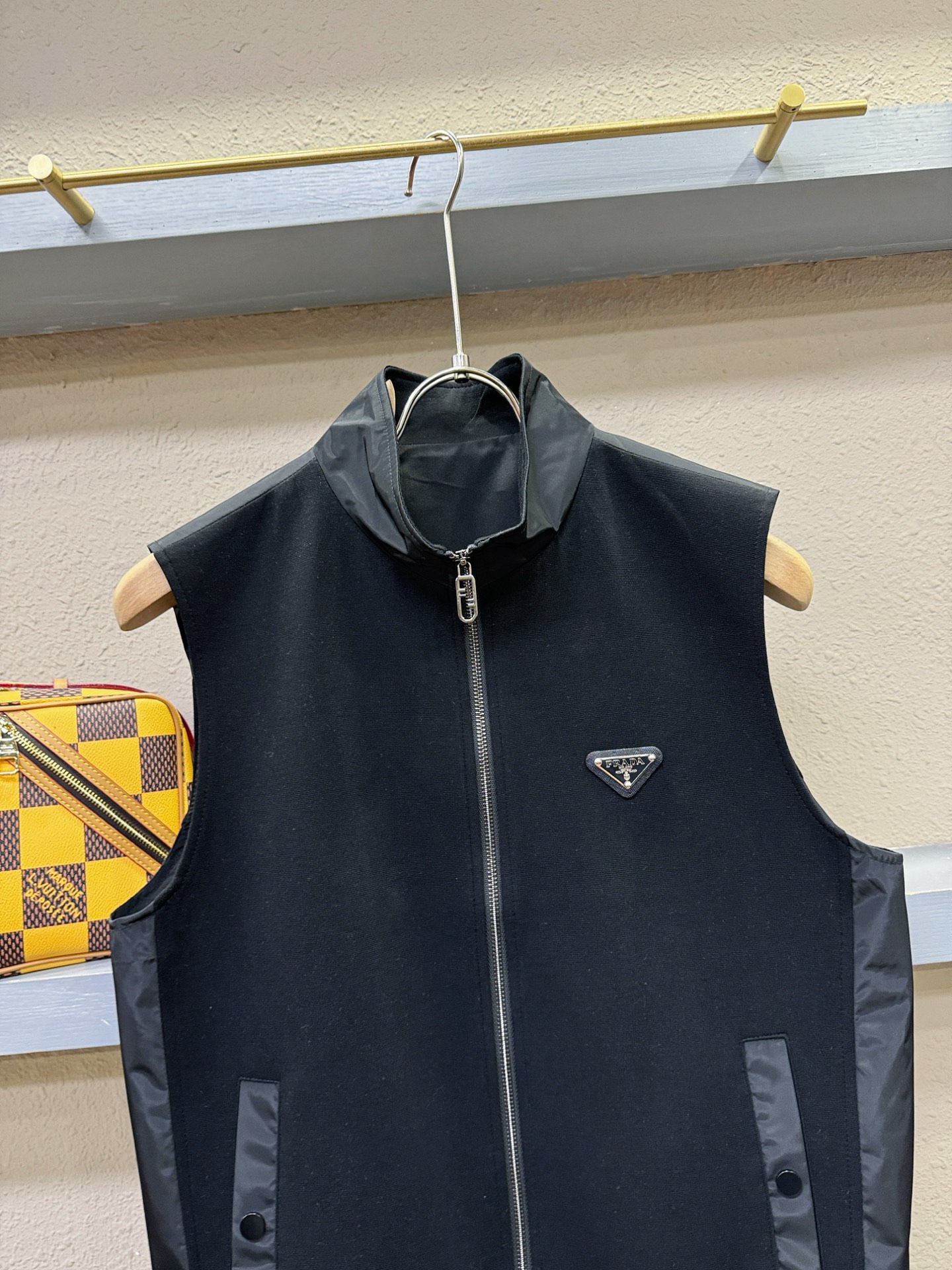 PRADA 普拉达 2025秋冬新款马甲，绵羊毛面料，立体有型，辨识度高，独一无二的混合纺织工业，立体条