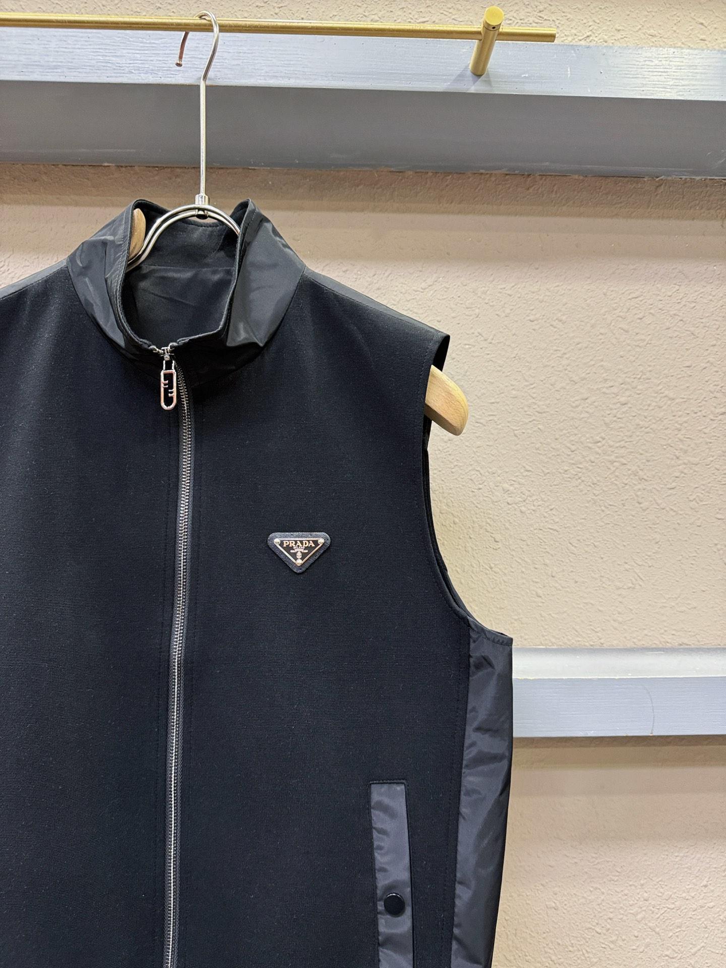 PRADA 普拉达 2025秋冬新款马甲，绵羊毛面料，立体有型，辨识度高，独一无二的混合纺织工业，立体条