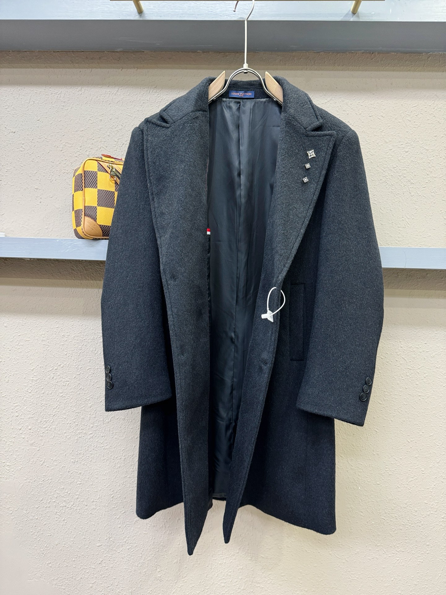LV路易威登25ss秋冬新款羊绒大衣外套，超A原单外套！甄选顶级绵羊绒打造。搭配经典Logo设计，高端典