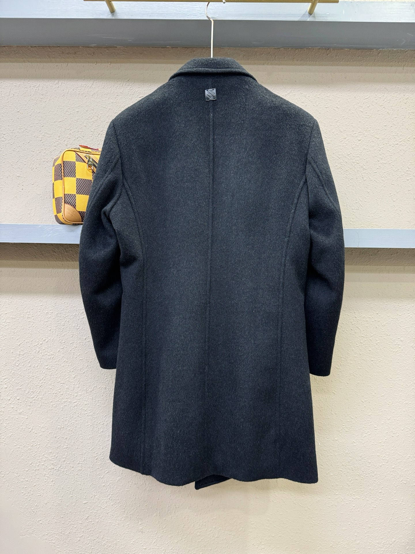 LV路易威登25ss秋冬新款羊绒大衣外套，超A原单外套！甄选顶级绵羊绒打造。搭配经典Logo设计，高端典