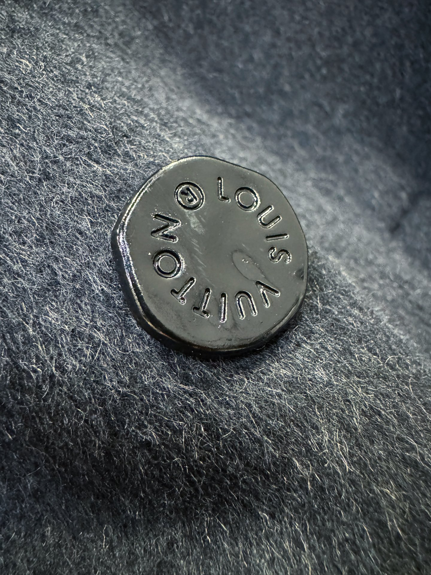 LV路易威登25ss秋冬新款羊绒大衣外套，超A原单外套！甄选顶级绵羊绒打造。搭配经典Logo设计，高端典