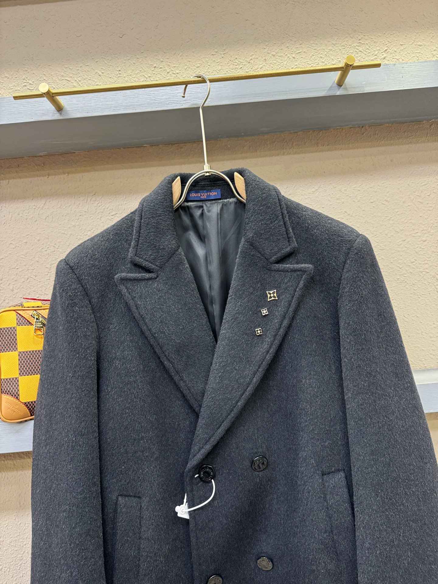 LV路易威登25ss秋冬新款羊绒大衣外套，超A原单外套！甄选顶级绵羊绒打造。搭配经典Logo设计，高端典