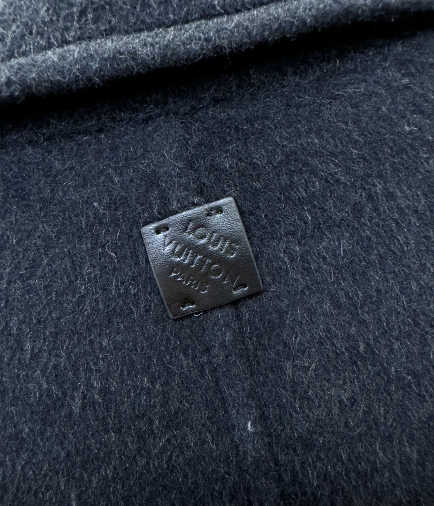 LV路易威登25ss秋冬新款羊绒大衣外套，超A原单外套！甄选顶级绵羊绒打造。搭配经典Logo设计，高端典