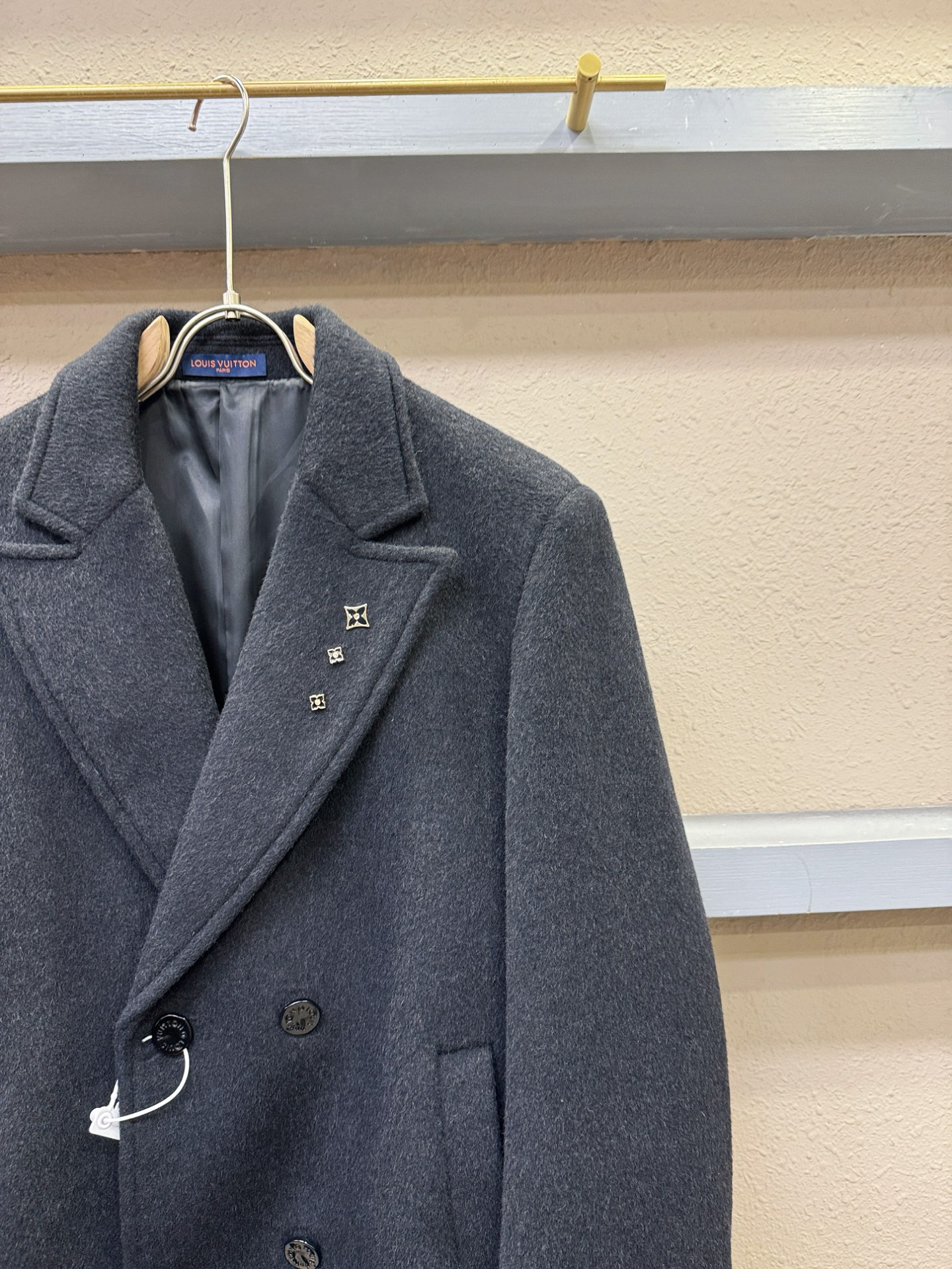 LV路易威登25ss秋冬新款羊绒大衣外套，超A原单外套！甄选顶级绵羊绒打造。搭配经典Logo设计，高端典