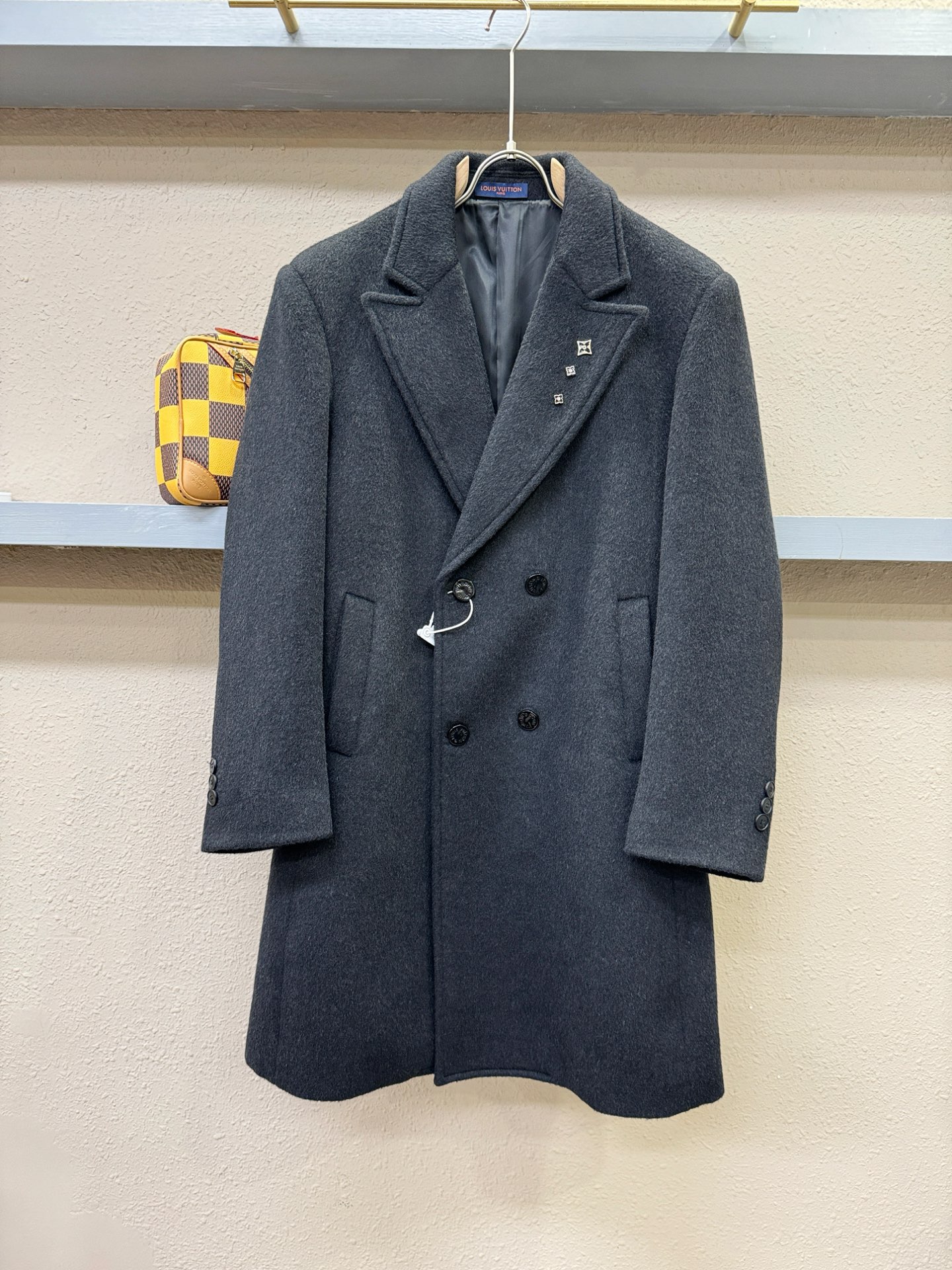 LV路易威登25ss秋冬新款羊绒大衣外套，超A原单外套！甄选顶级绵羊绒打造。搭配经典Logo设计，高端典