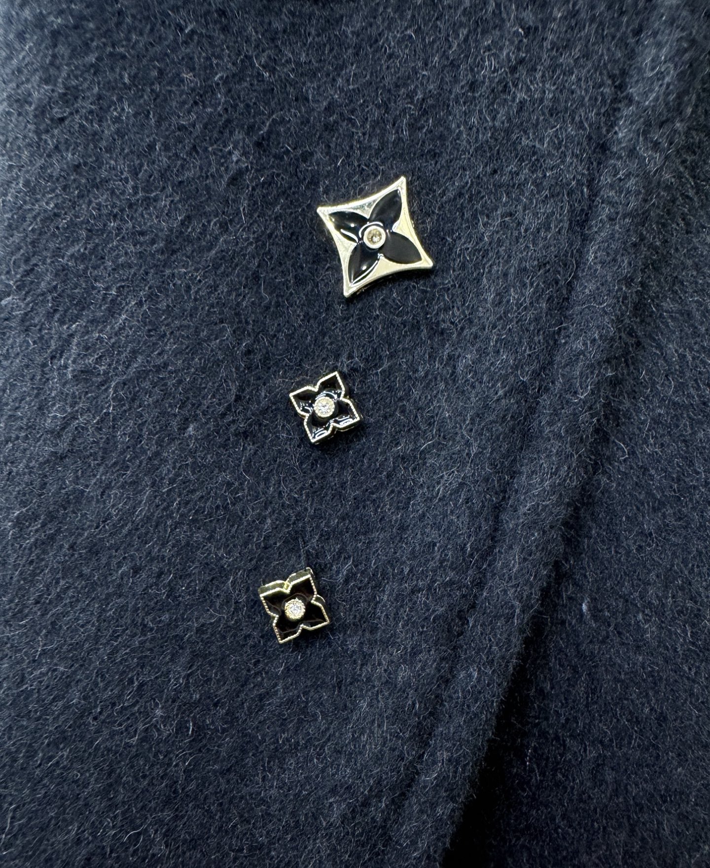 LV路易威登25ss秋冬新款羊绒大衣外套，超A原单外套！甄选顶级绵羊绒打造。搭配经典Logo设计，高端典