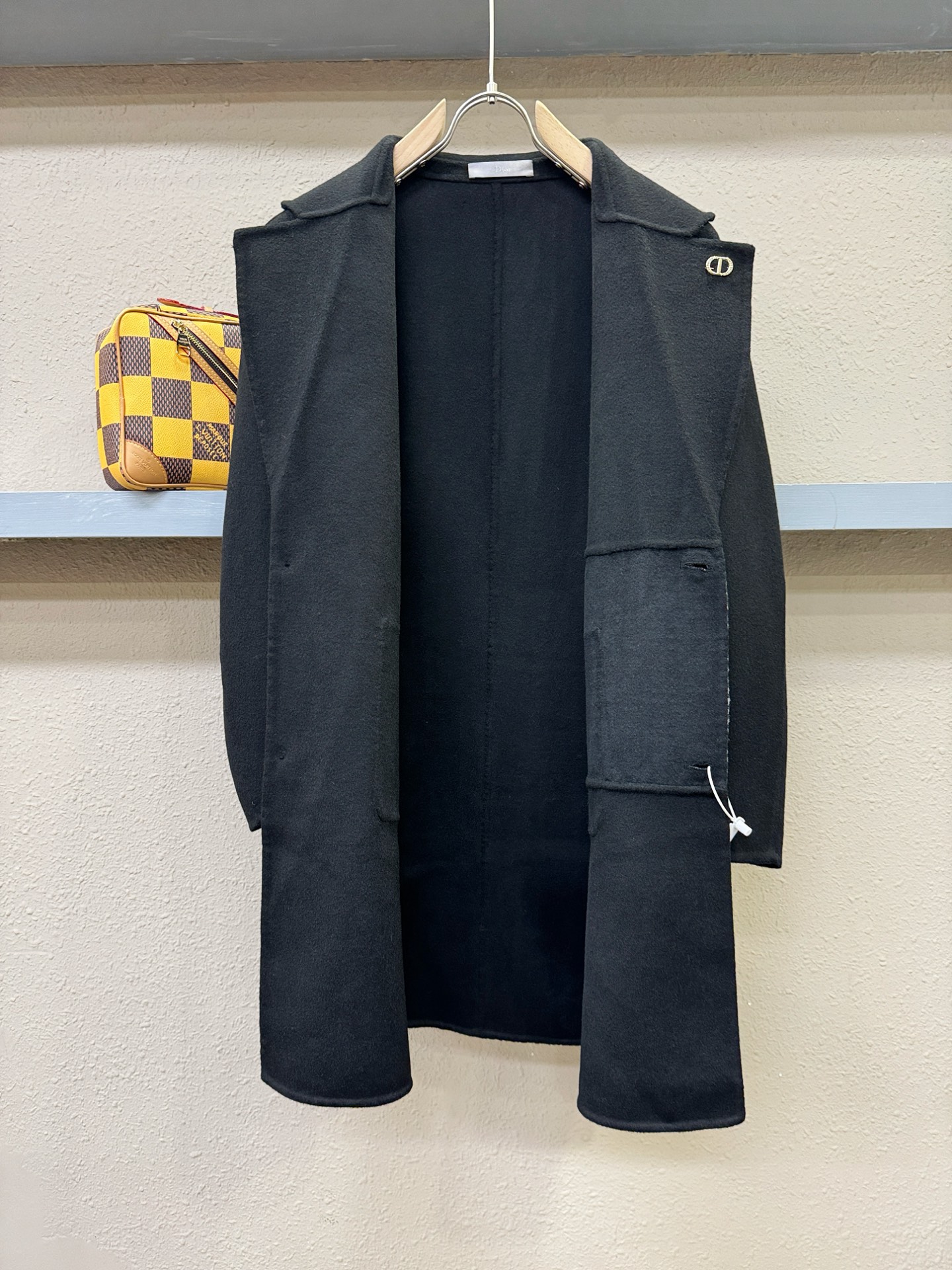 Dior迪奥25ss秋冬新款羊绒大衣外套，超A原单外套！羽绒内里可拆卸，甄选顶级绵羊毛打造。搭配经典Lo