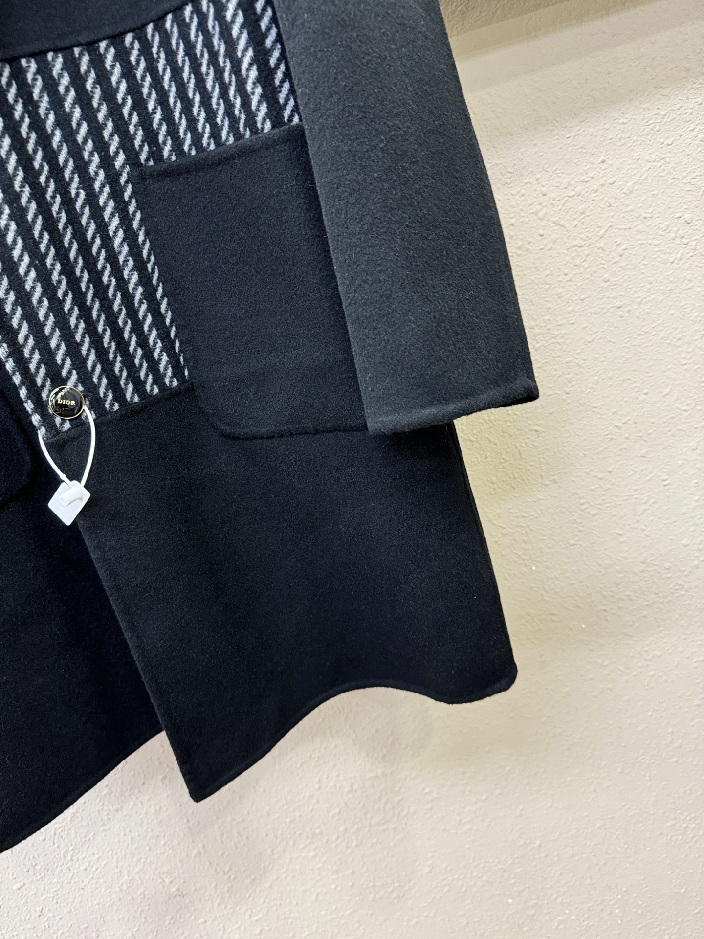 Dior迪奥25ss秋冬新款羊绒大衣外套，超A原单外套！羽绒内里可拆卸，甄选顶级绵羊毛打造。搭配经典Lo