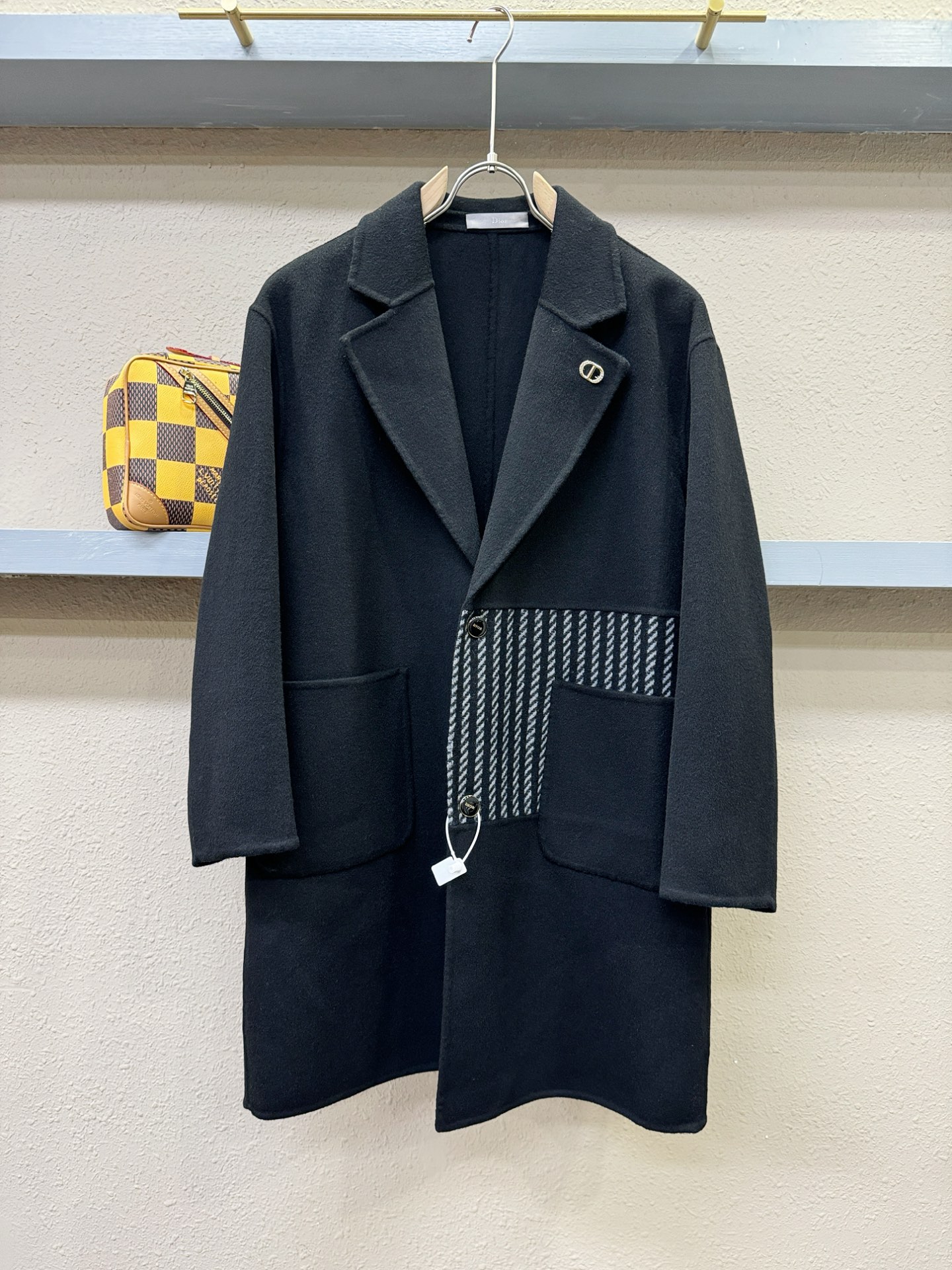 Dior迪奥25ss秋冬新款羊绒大衣外套，超A原单外套！羽绒内里可拆卸，甄选顶级绵羊毛打造。搭配经典Lo