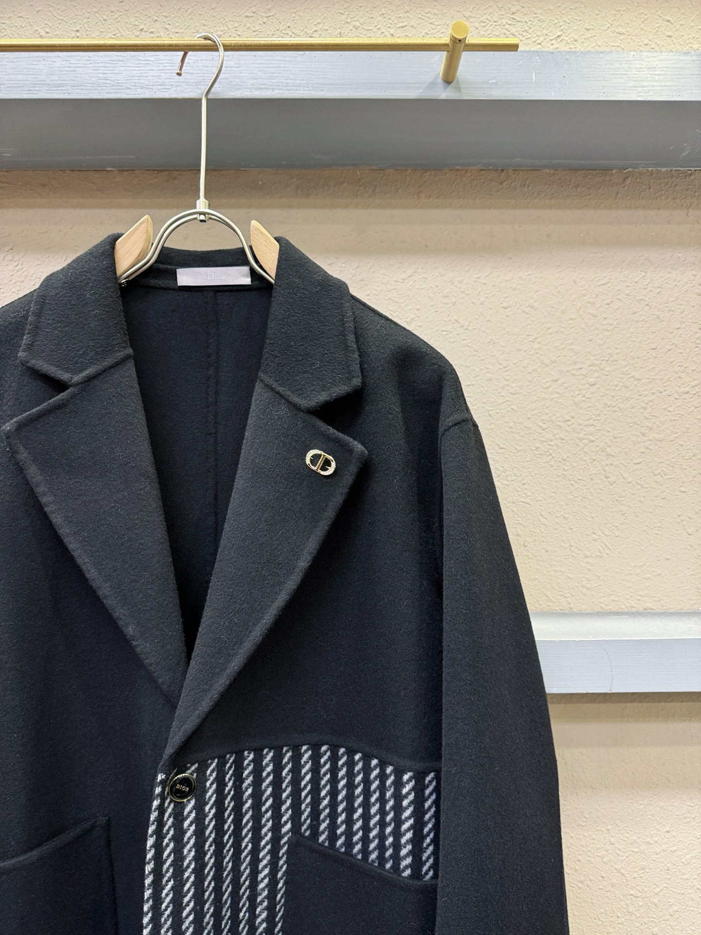 Dior迪奥25ss秋冬新款羊绒大衣外套，超A原单外套！羽绒内里可拆卸，甄选顶级绵羊毛打造。搭配经典Lo