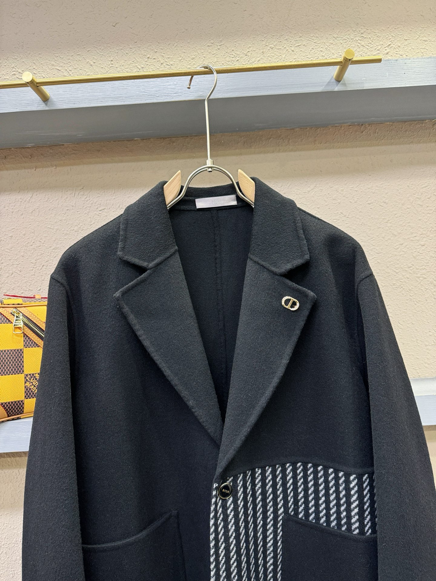 Dior迪奥25ss秋冬新款羊绒大衣外套，超A原单外套！羽绒内里可拆卸，甄选顶级绵羊毛打造。搭配经典Lo