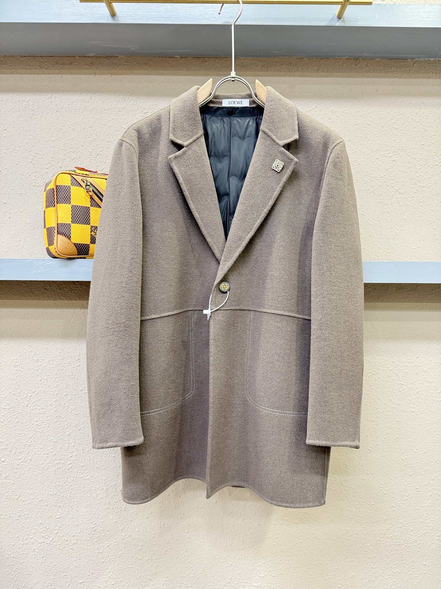 LOEWE罗意威 25ss秋冬新款羊绒大衣外套，超A原单外套！羽绒内里可拆卸，甄选顶级绵羊毛打造。搭配经