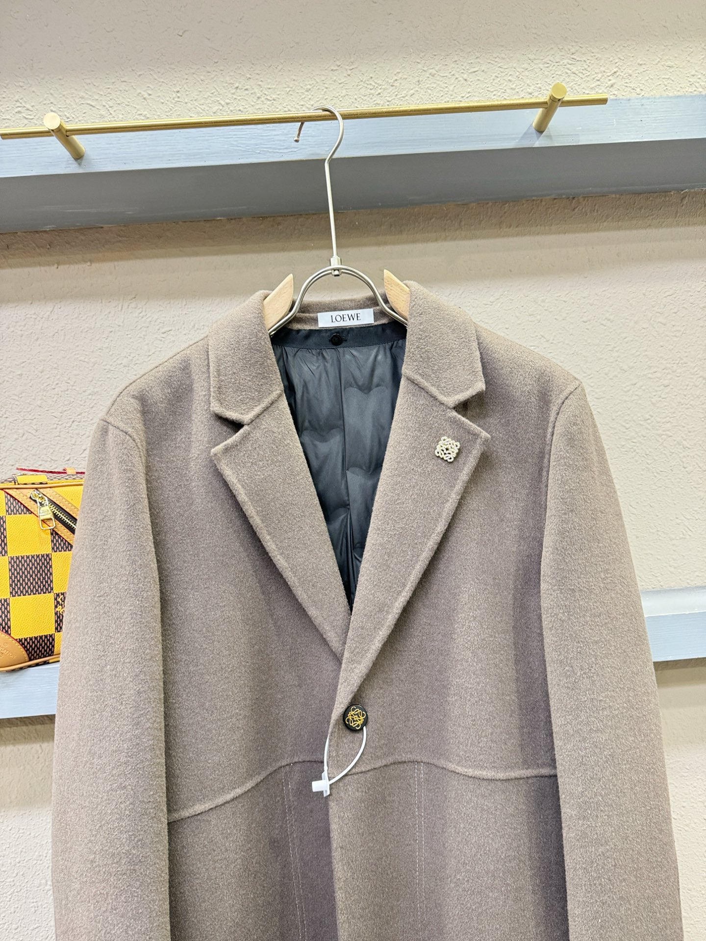 LOEWE罗意威 25ss秋冬新款羊绒大衣外套，超A原单外套！羽绒内里可拆卸，甄选顶级绵羊毛打造。搭配经