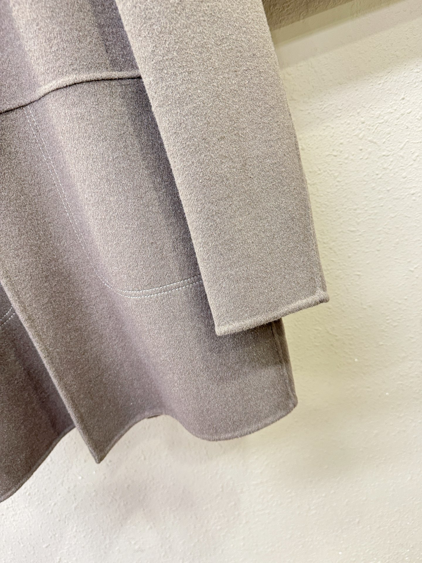 LOEWE罗意威 25ss秋冬新款羊绒大衣外套，超A原单外套！羽绒内里可拆卸，甄选顶级绵羊毛打造。搭配经