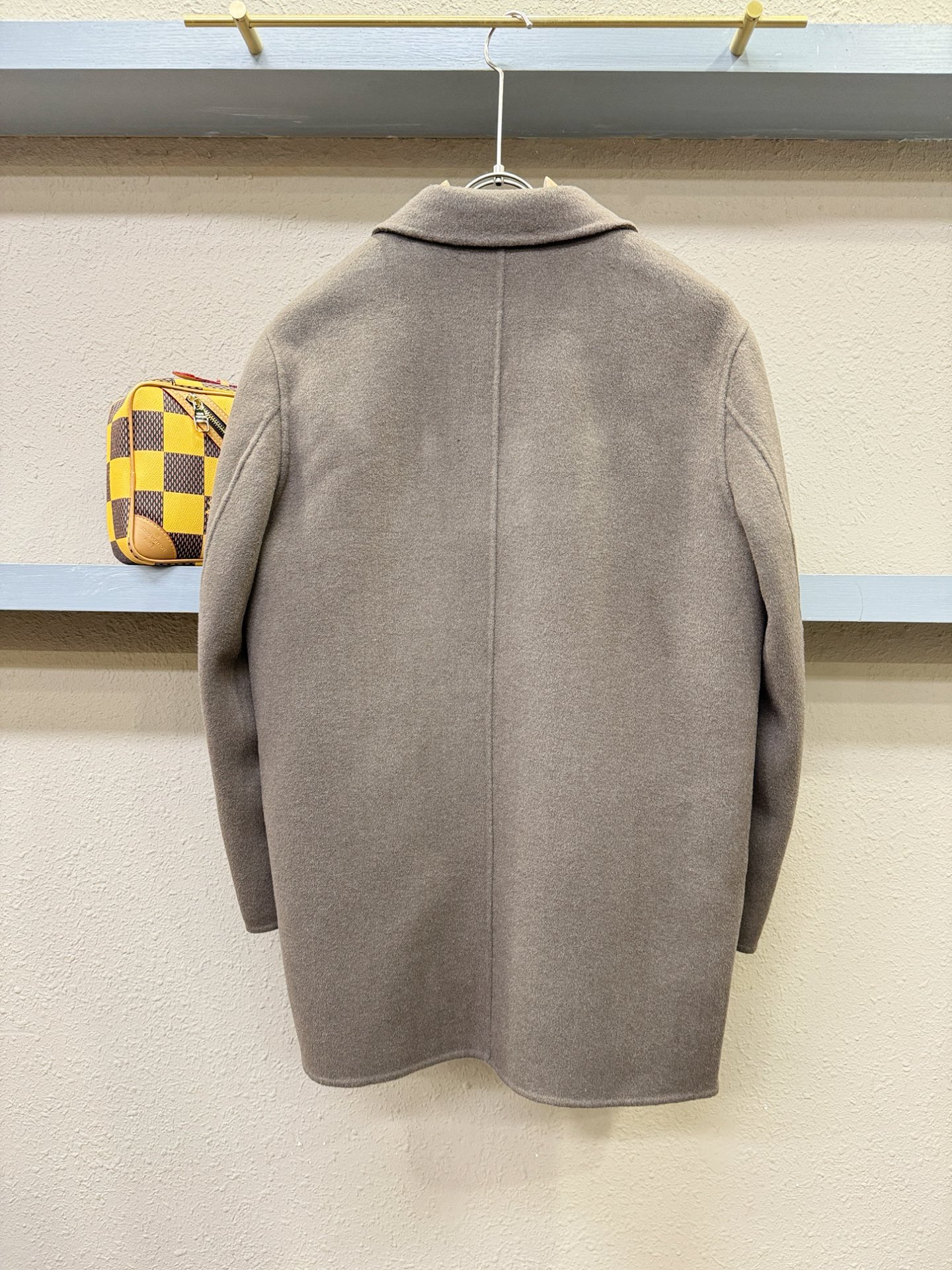 LOEWE罗意威 25ss秋冬新款羊绒大衣外套，超A原单外套！羽绒内里可拆卸，甄选顶级绵羊毛打造。搭配经