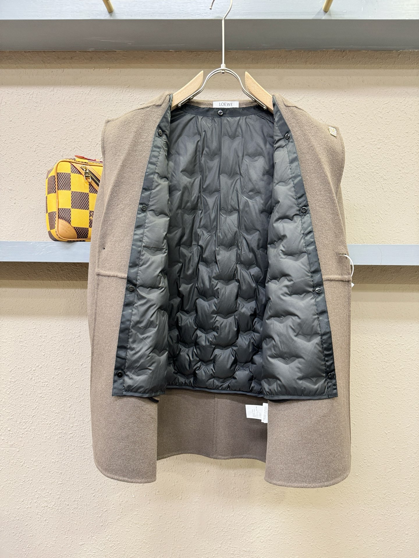 LOEWE罗意威 25ss秋冬新款羊绒大衣外套，超A原单外套！羽绒内里可拆卸，甄选顶级绵羊毛打造。搭配经