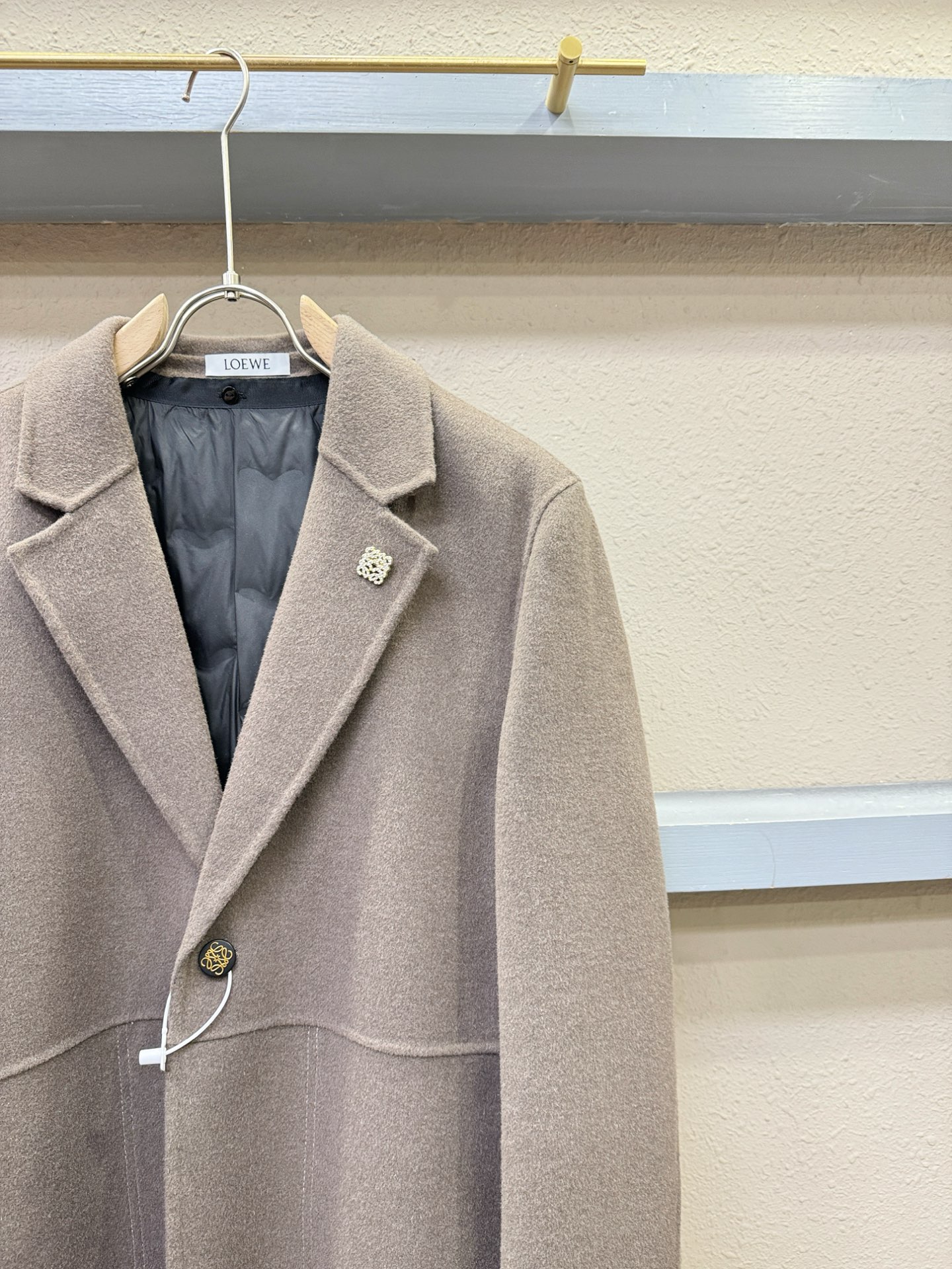 LOEWE罗意威 25ss秋冬新款羊绒大衣外套，超A原单外套！羽绒内里可拆卸，甄选顶级绵羊毛打造。搭配经