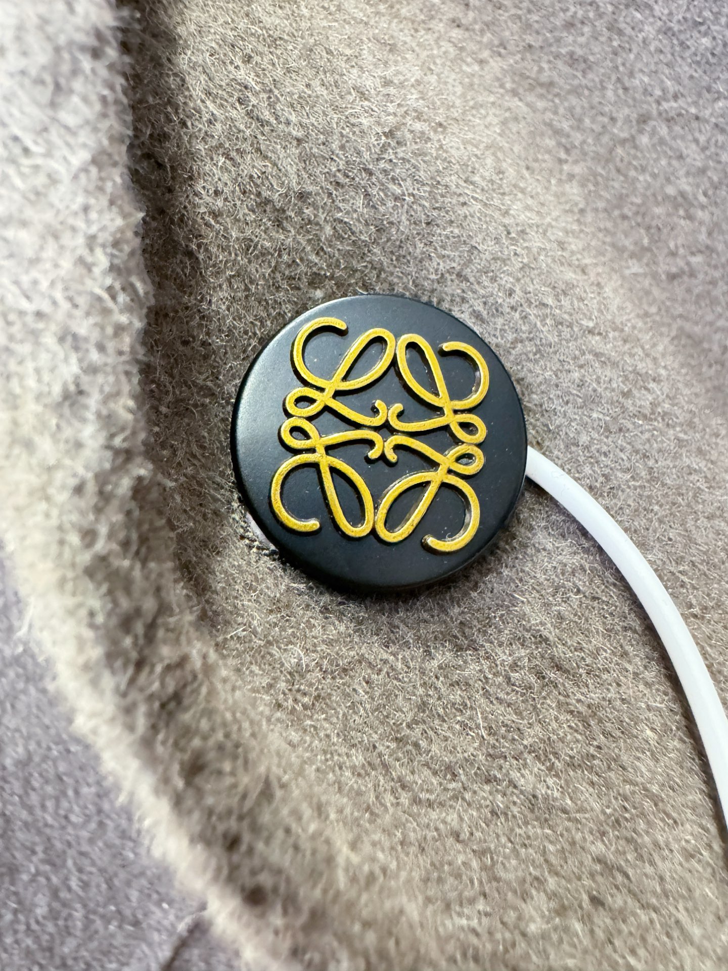 LOEWE罗意威 25ss秋冬新款羊绒大衣外套，超A原单外套！羽绒内里可拆卸，甄选顶级绵羊毛打造。搭配经