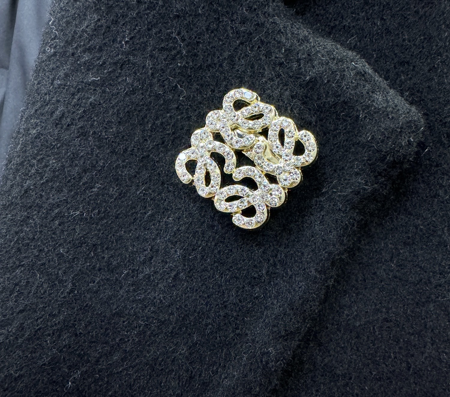 LOEWE罗意威 25ss秋冬新款羊绒大衣外套，超A原单外套！羽绒内里可拆卸，甄选顶级绵羊毛打造。搭配经