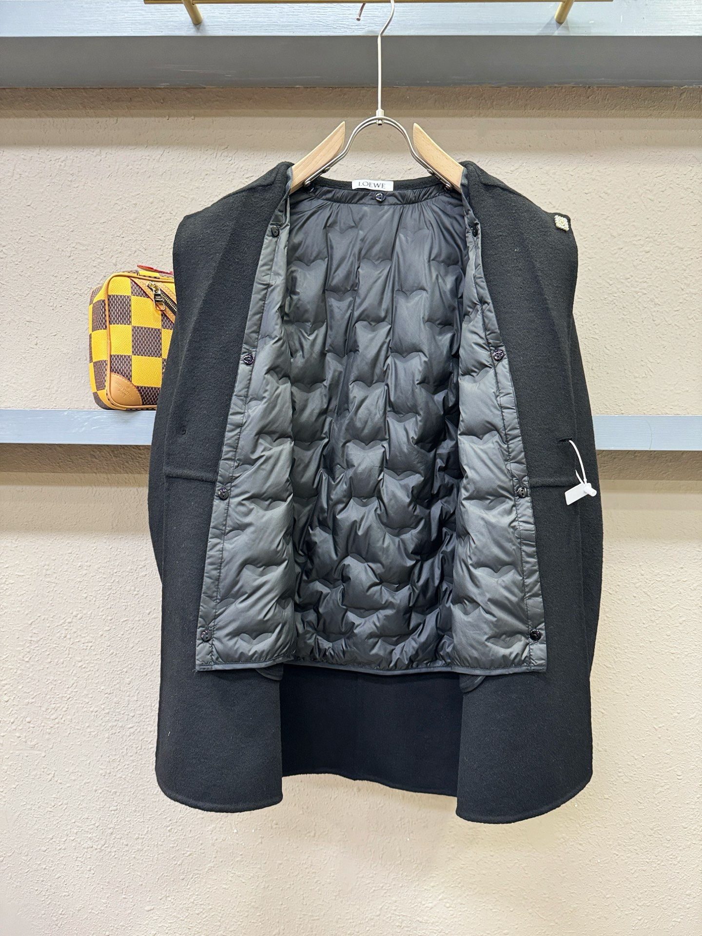 LOEWE罗意威 25ss秋冬新款羊绒大衣外套，超A原单外套！羽绒内里可拆卸，甄选顶级绵羊毛打造。搭配经