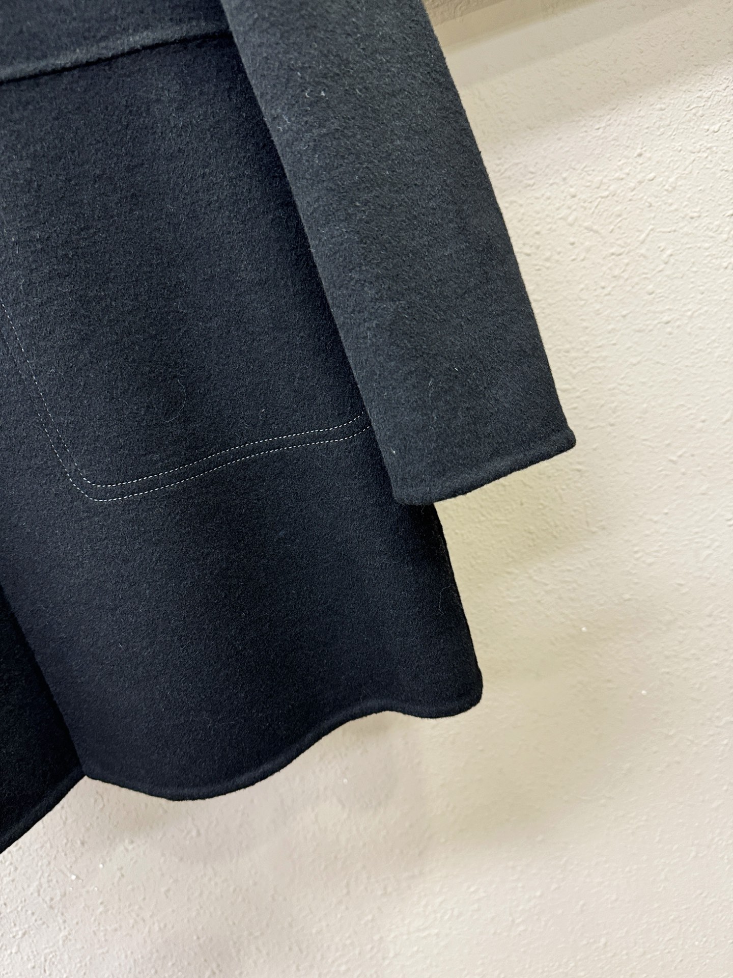 LOEWE罗意威 25ss秋冬新款羊绒大衣外套，超A原单外套！羽绒内里可拆卸，甄选顶级绵羊毛打造。搭配经