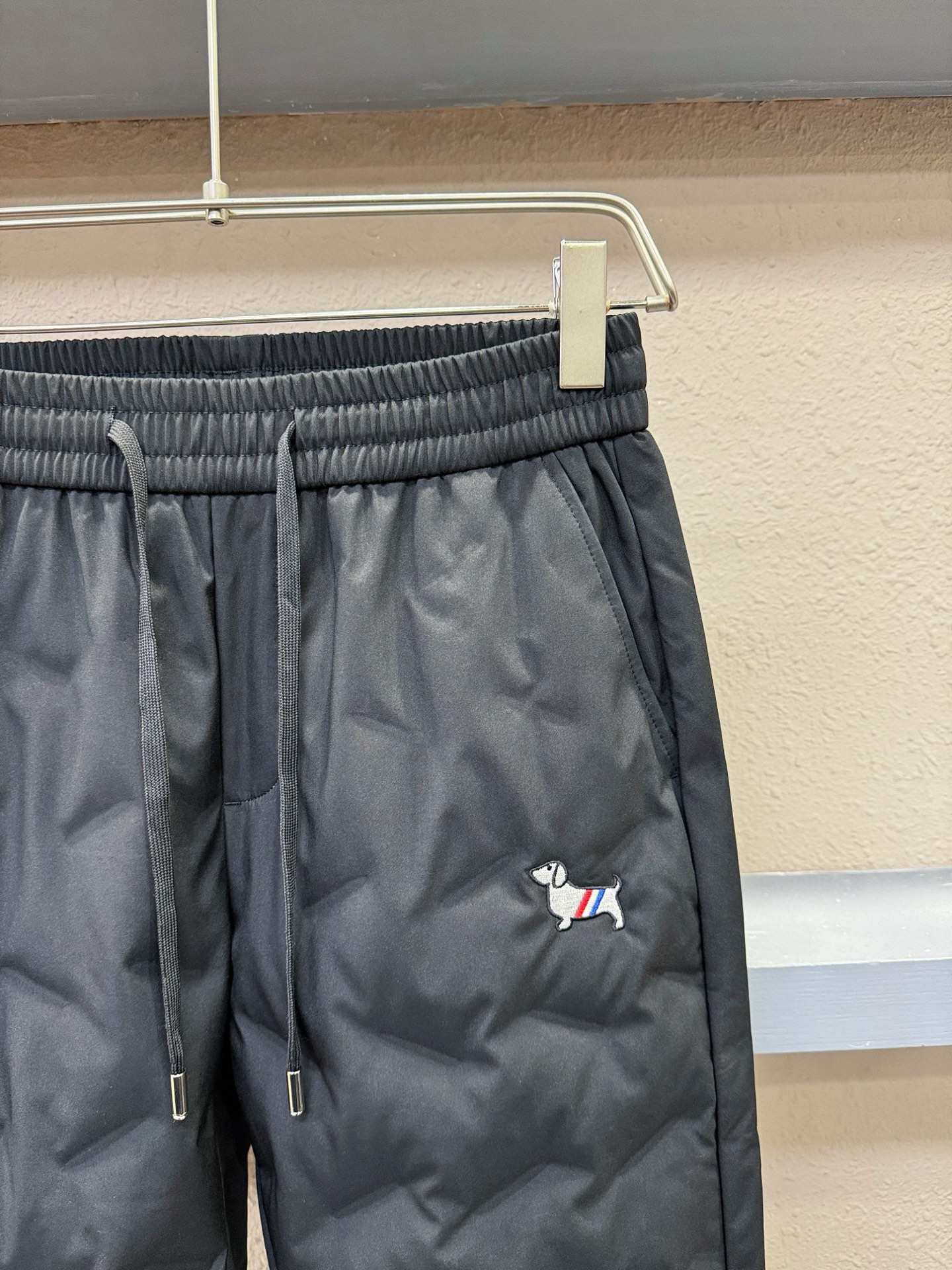 TB 25FW秋冬新款防寒机能羽绒裤，经典羽绒长裤，防风防雨雪，内里大朵绒填充，舒适保暖。运动时尚的同时