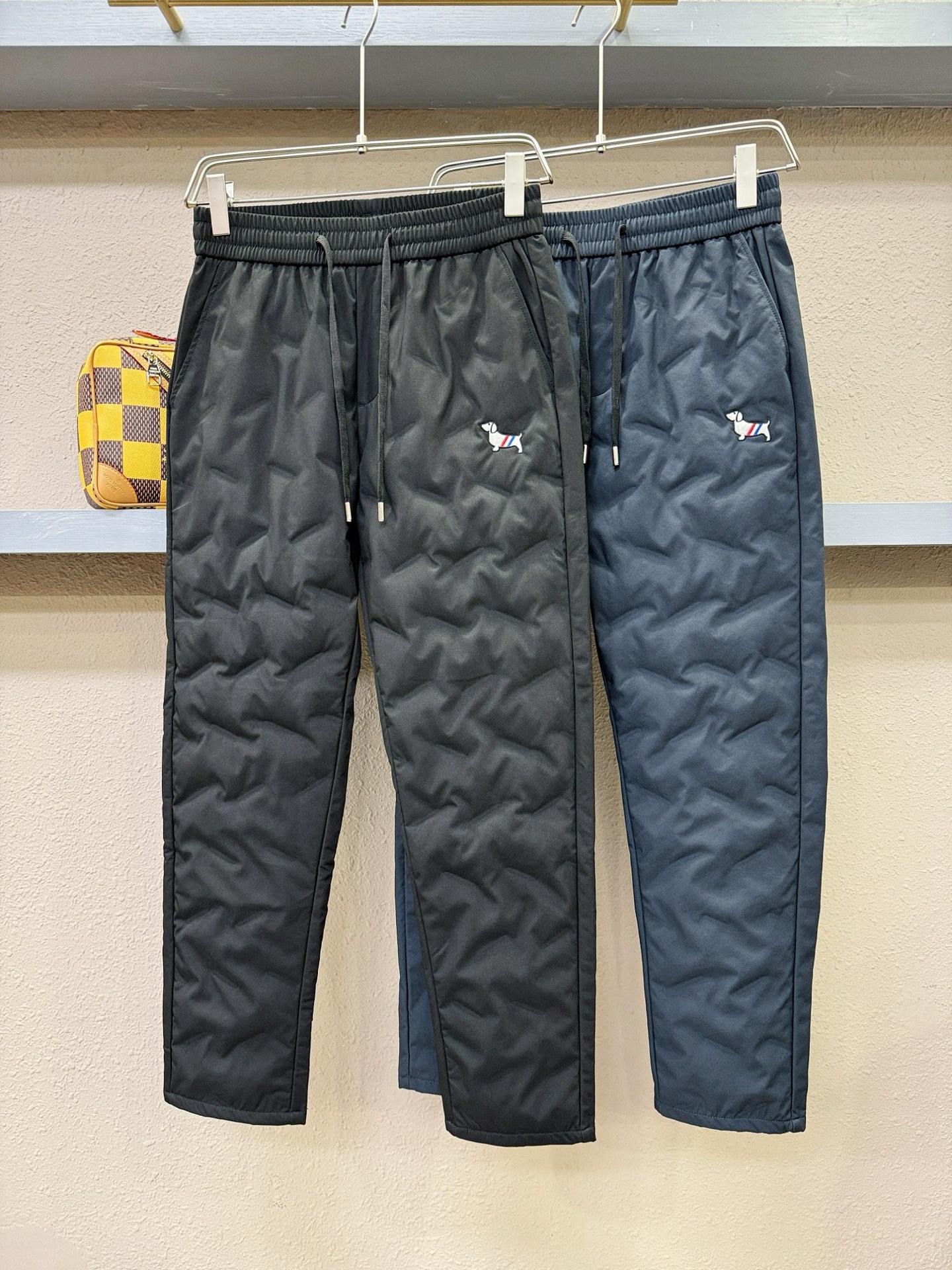 TB 25FW秋冬新款防寒机能羽绒裤，经典羽绒长裤，防风防雨雪，内里大朵绒填充，舒适保暖。运动时尚的同时