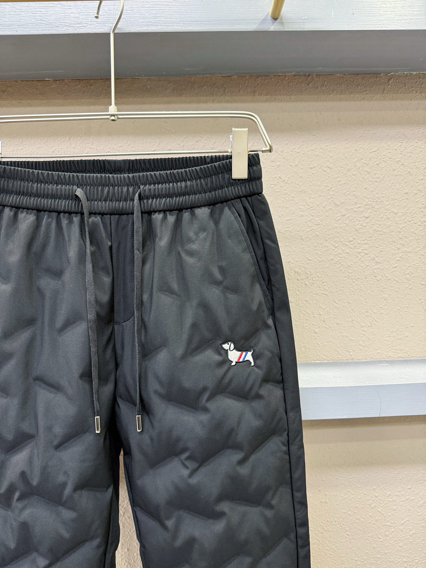 TB 25FW秋冬新款防寒机能羽绒裤，经典羽绒长裤，防风防雨雪，内里大朵绒填充，舒适保暖。运动时尚的同时