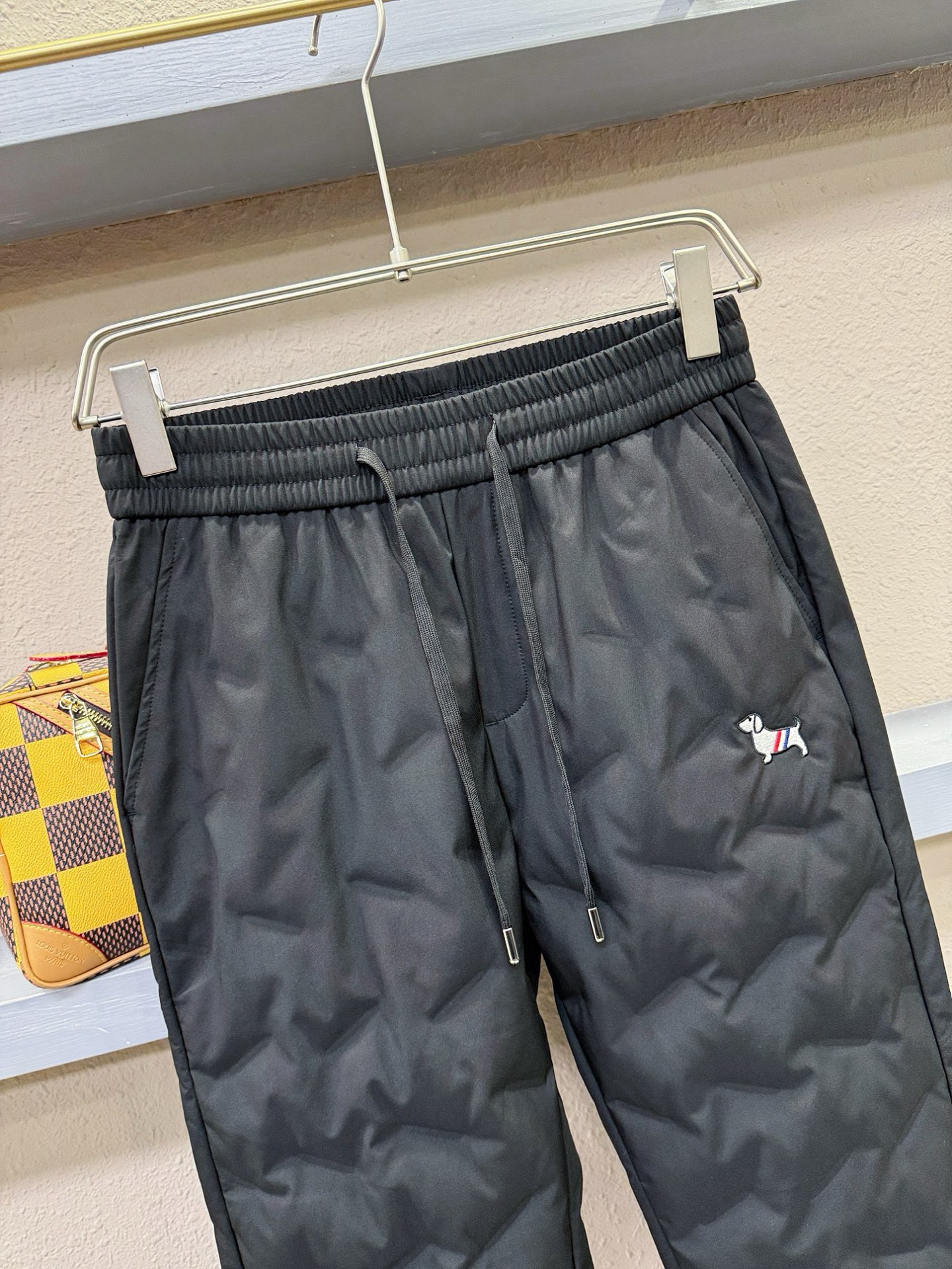 TB 25FW秋冬新款防寒机能羽绒裤，经典羽绒长裤，防风防雨雪，内里大朵绒填充，舒适保暖。运动时尚的同时