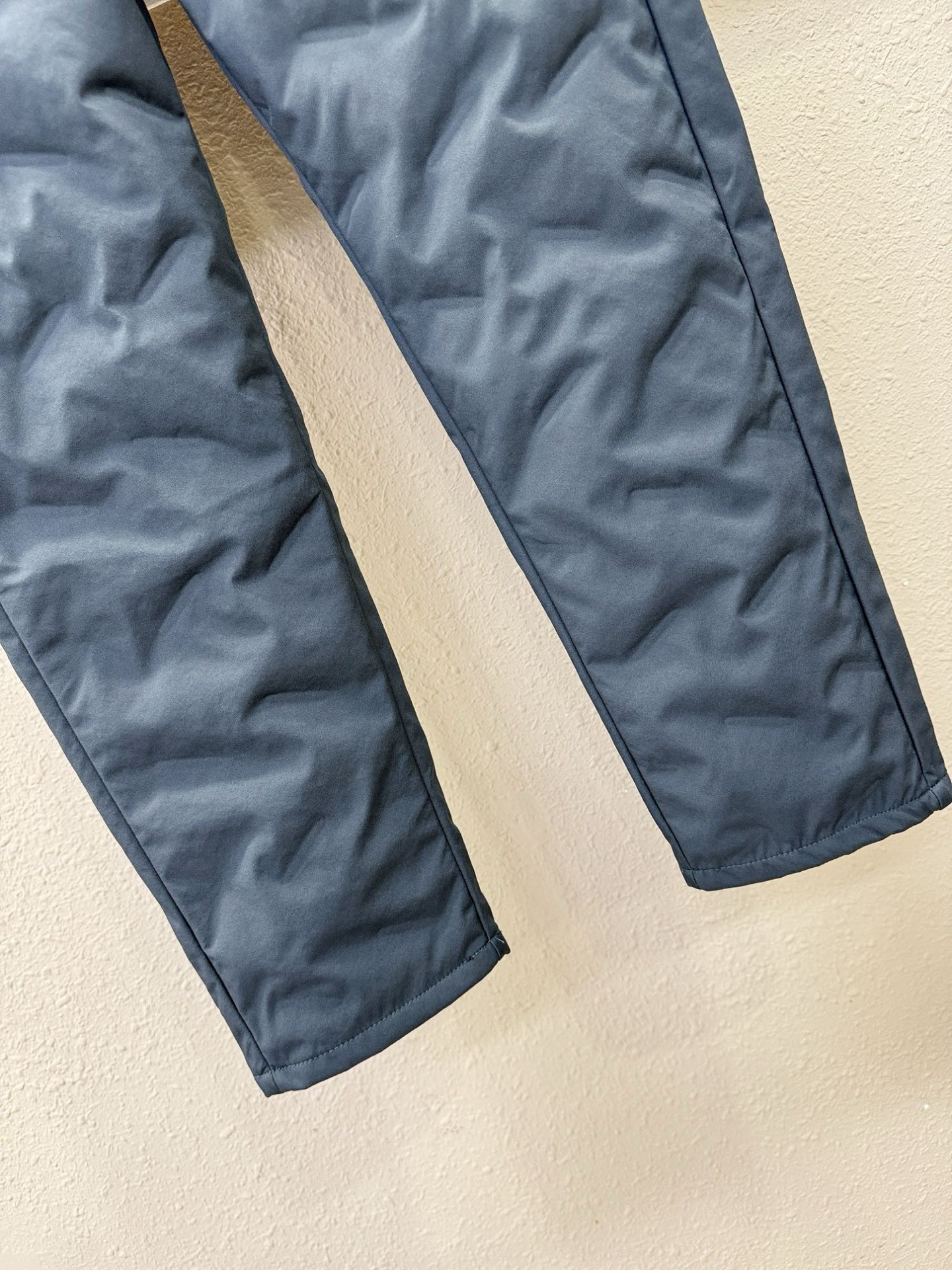 TB 25FW秋冬新款防寒机能羽绒裤，经典羽绒长裤，防风防雨雪，内里大朵绒填充，舒适保暖。运动时尚的同时