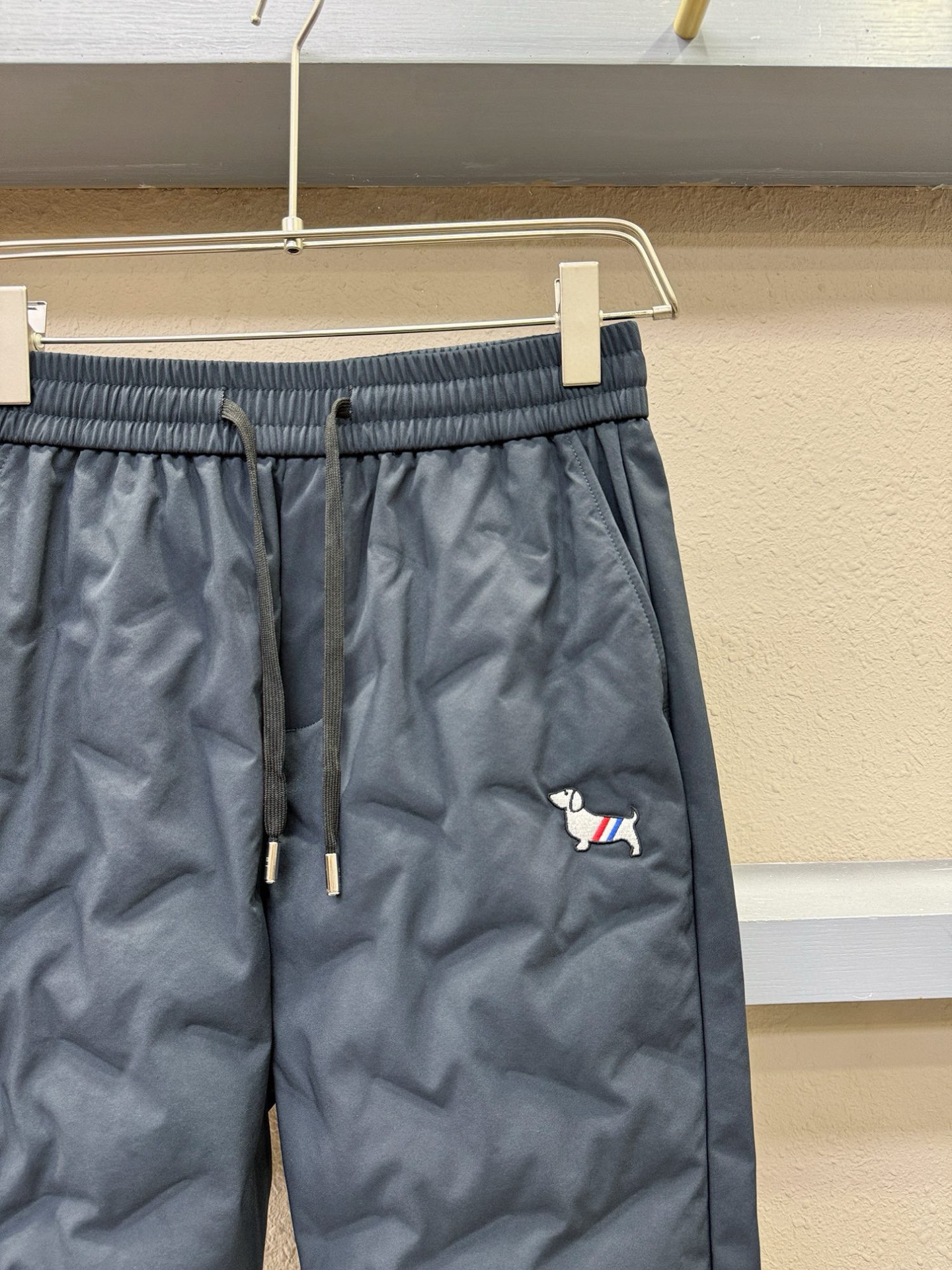 TB 25FW秋冬新款防寒机能羽绒裤，经典羽绒长裤，防风防雨雪，内里大朵绒填充，舒适保暖。运动时尚的同时