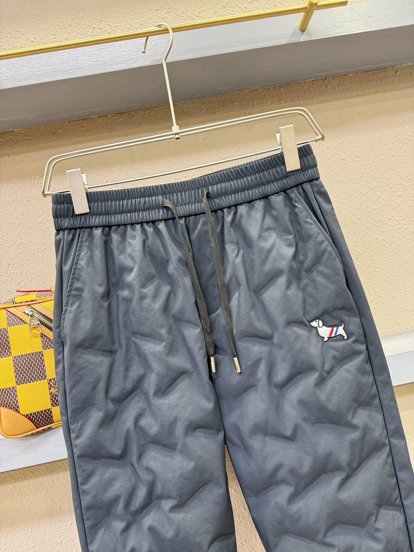 TB 25FW秋冬新款防寒机能羽绒裤，经典羽绒长裤，防风防雨雪，内里大朵绒填充，舒适保暖。运动时尚的同时