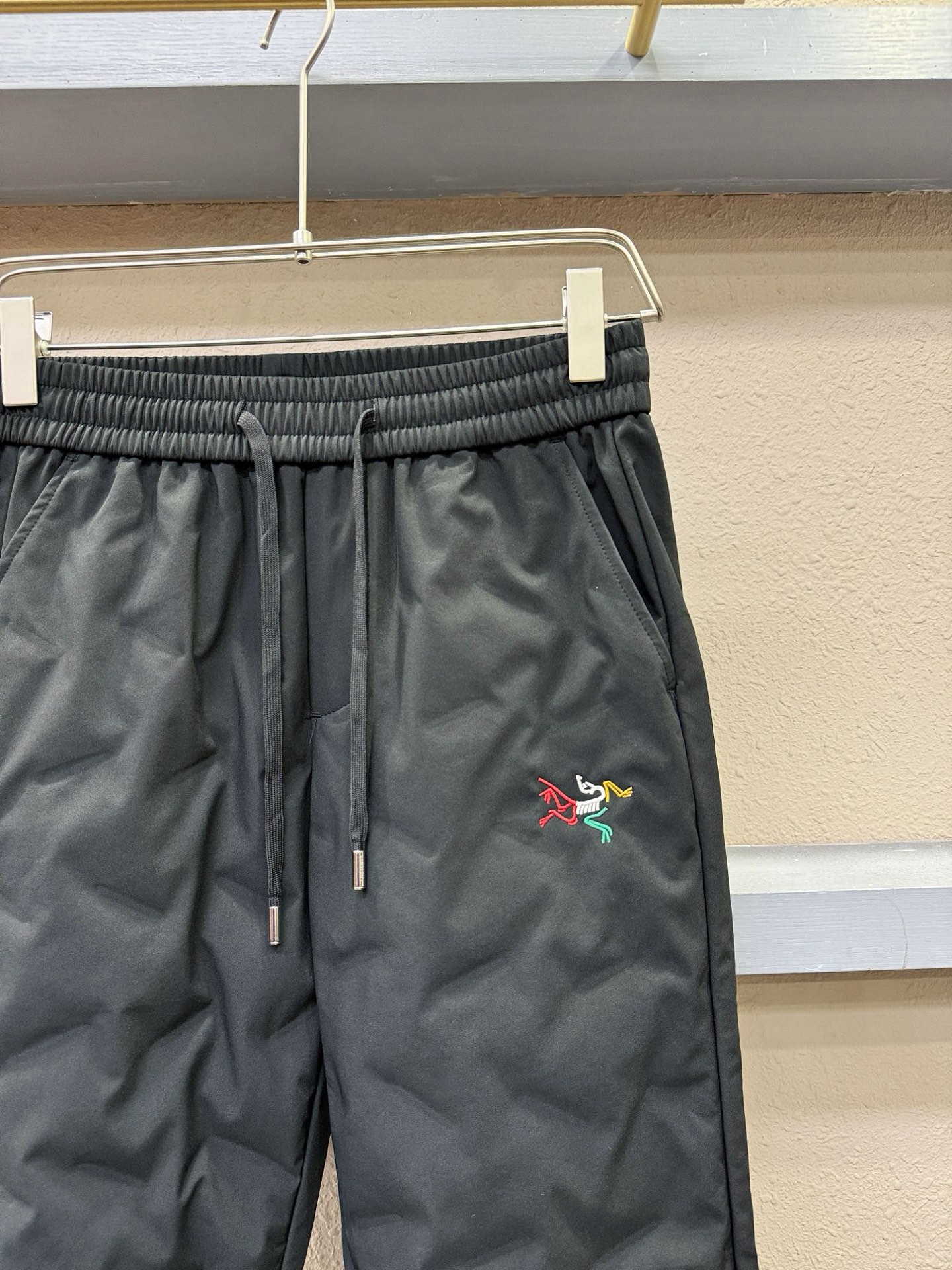 ARC‘TERYX/始祖鸟 25FW秋冬新款防寒机能羽绒裤，经典羽绒长裤，防风防雨雪，内里大朵绒填充，舒