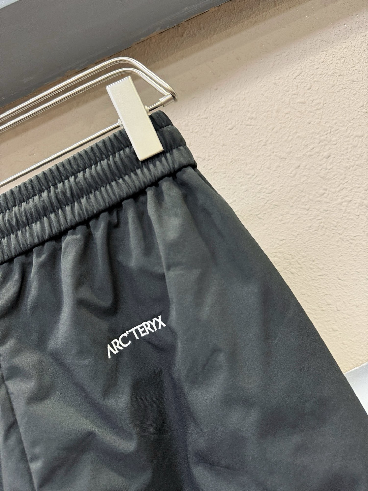 ARC‘TERYX/始祖鸟 25FW秋冬新款防寒机能羽绒裤，经典羽绒长裤，防风防雨雪，内里大朵绒填充，舒