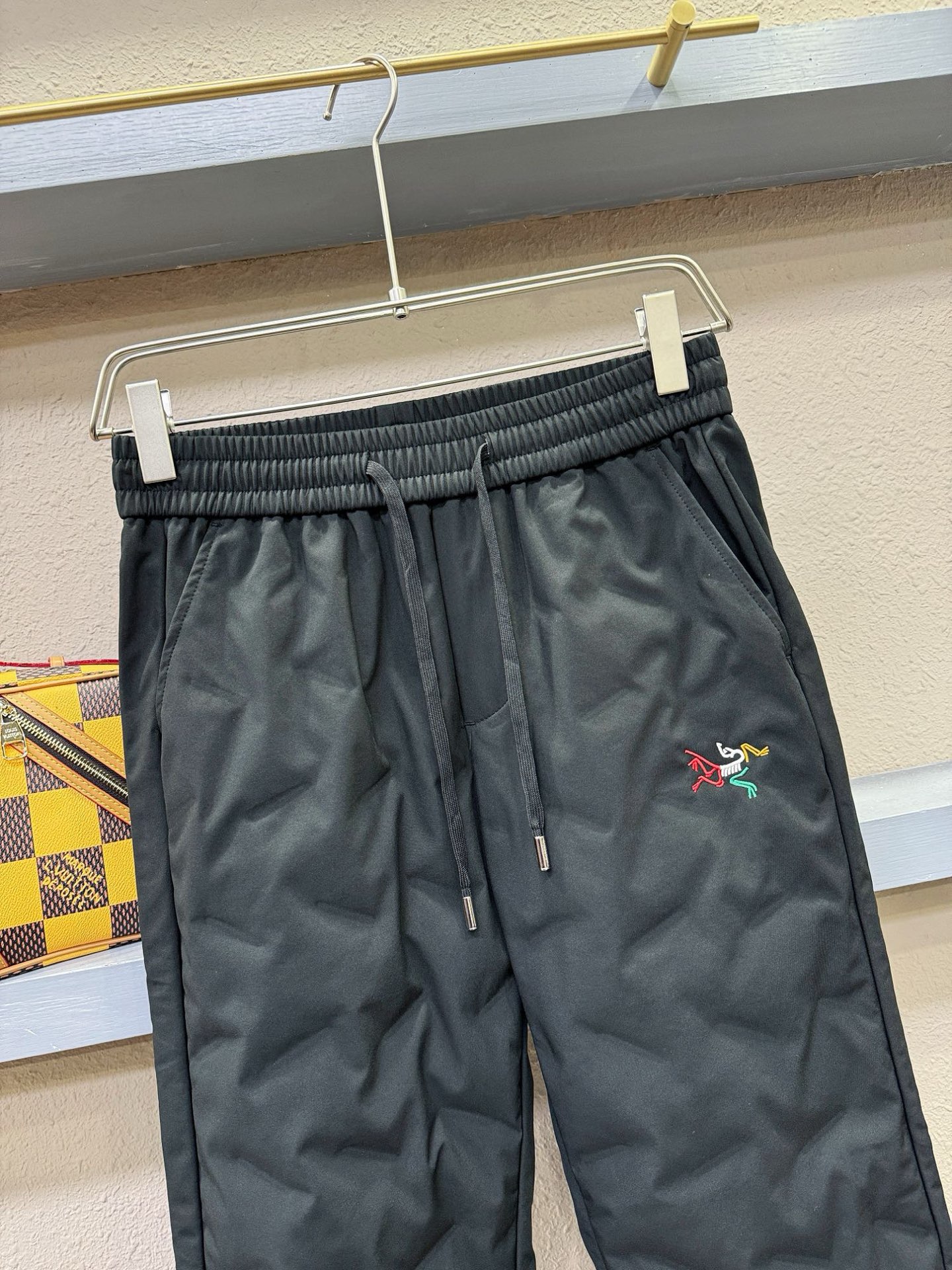 ARC‘TERYX/始祖鸟 25FW秋冬新款防寒机能羽绒裤，经典羽绒长裤，防风防雨雪，内里大朵绒填充，舒