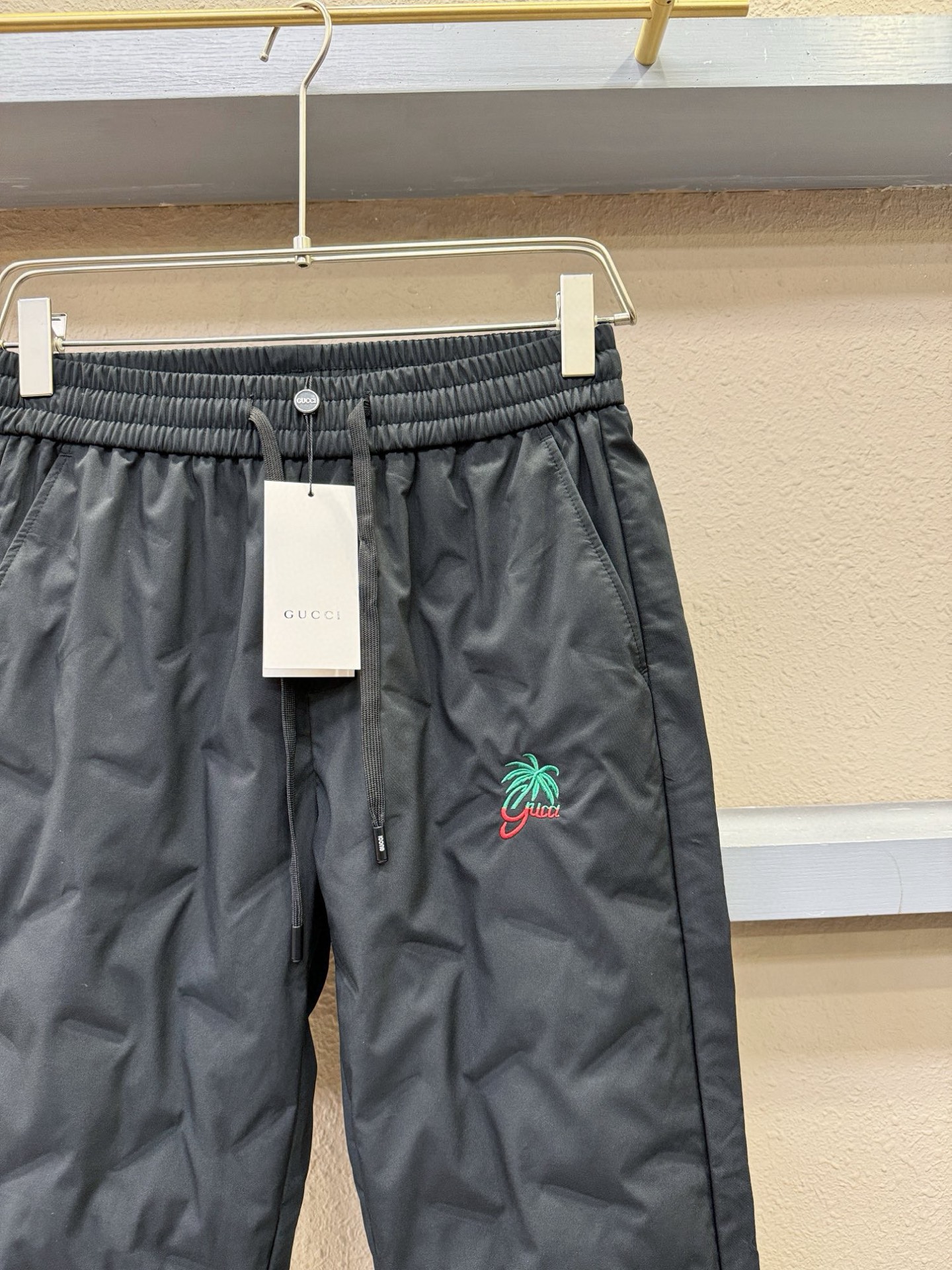 Gucci古奇25FW秋冬新款防寒机能羽绒裤，经典羽绒长裤，防风防雨雪，内里大朵绒填充，舒适保暖。运动时