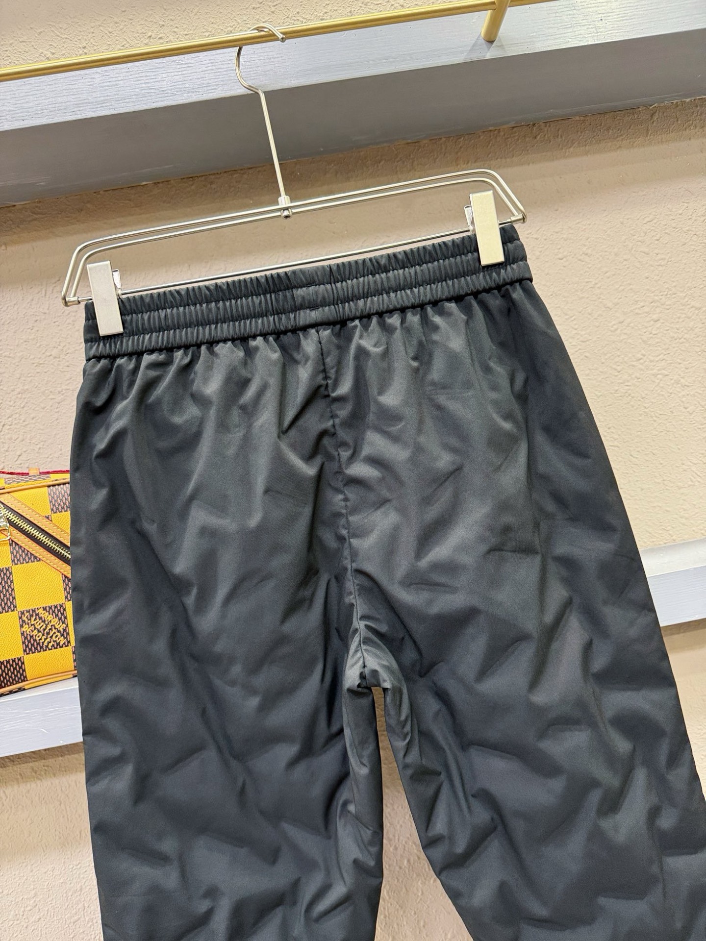 Gucci古奇25FW秋冬新款防寒机能羽绒裤，经典羽绒长裤，防风防雨雪，内里大朵绒填充，舒适保暖。运动时