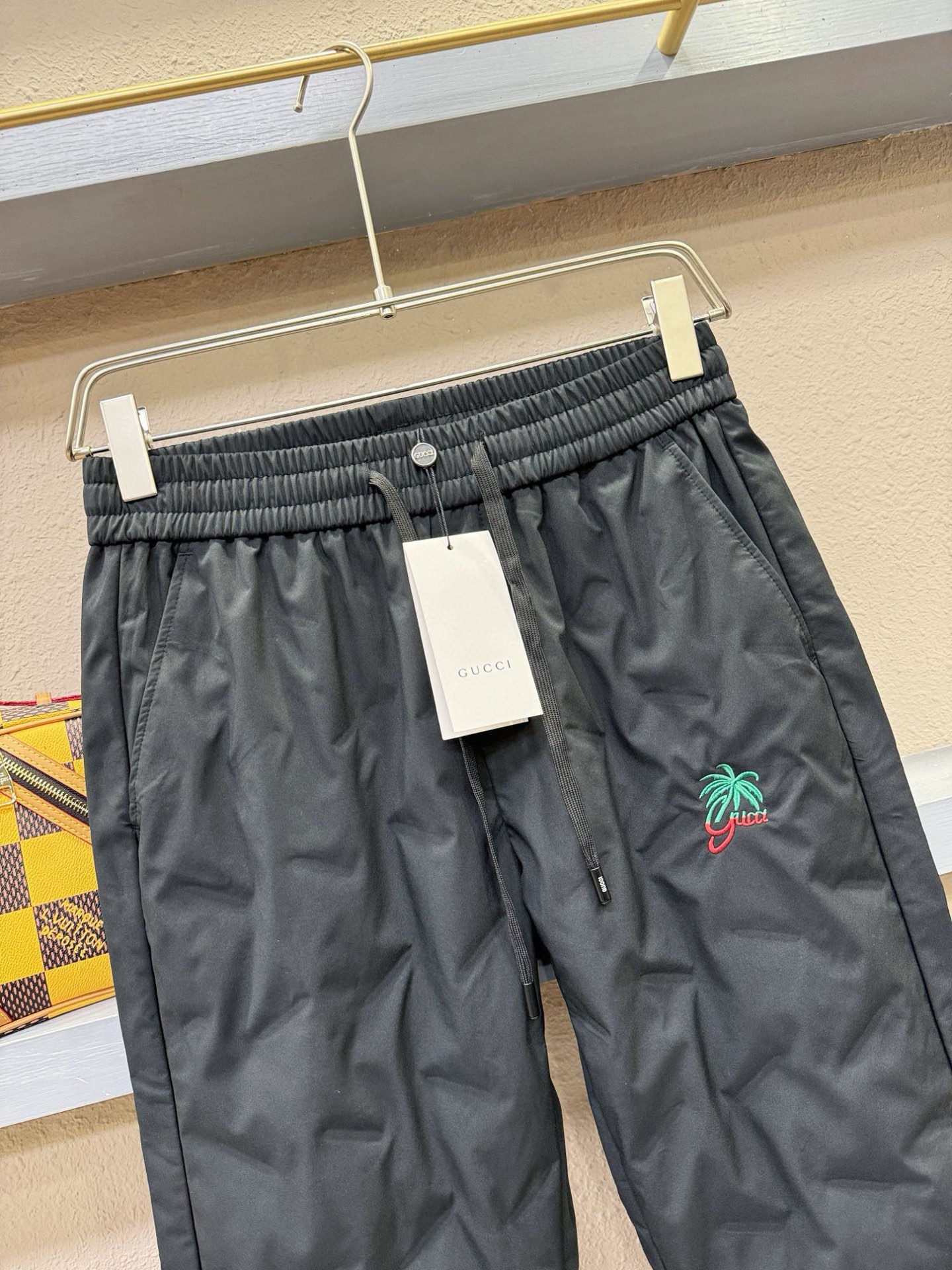 Gucci古奇25FW秋冬新款防寒机能羽绒裤，经典羽绒长裤，防风防雨雪，内里大朵绒填充，舒适保暖。运动时