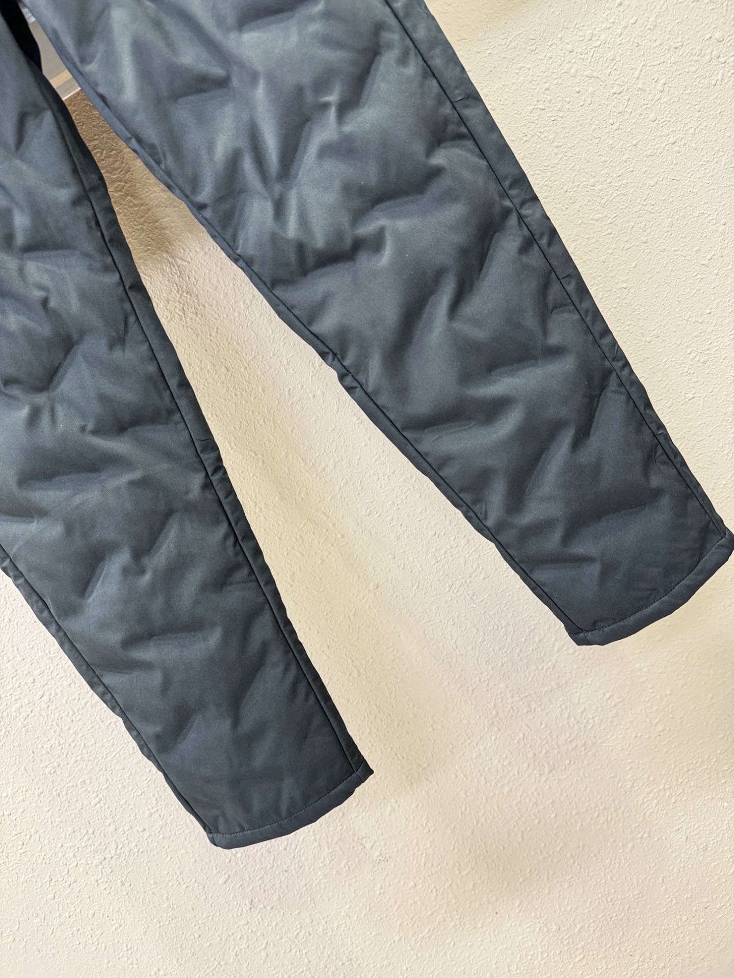 Gucci古奇25FW秋冬新款防寒机能羽绒裤，经典羽绒长裤，防风防雨雪，内里大朵绒填充，舒适保暖。运动时