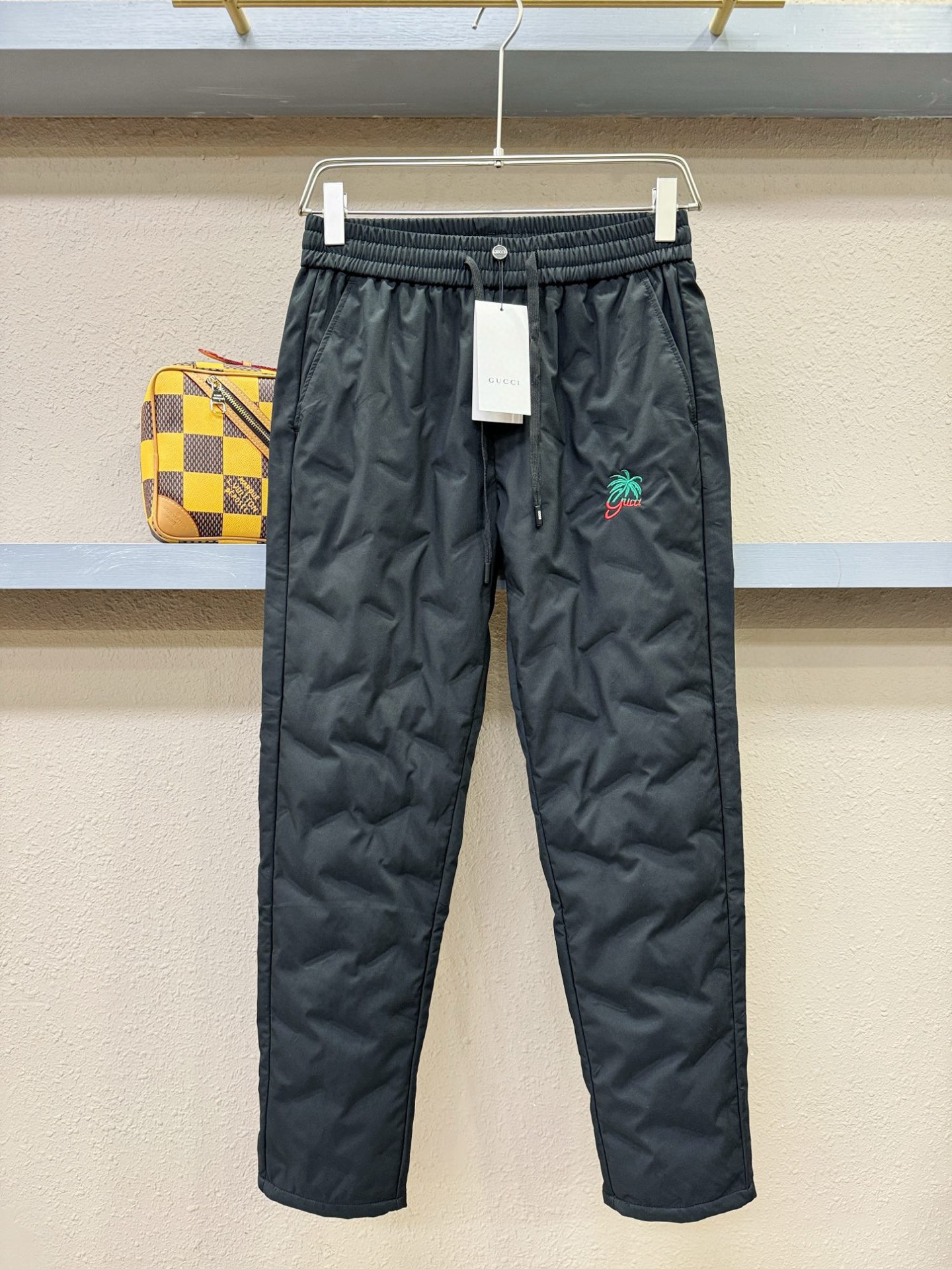 Gucci古奇25FW秋冬新款防寒机能羽绒裤，经典羽绒长裤，防风防雨雪，内里大朵绒填充，舒适保暖。运动时