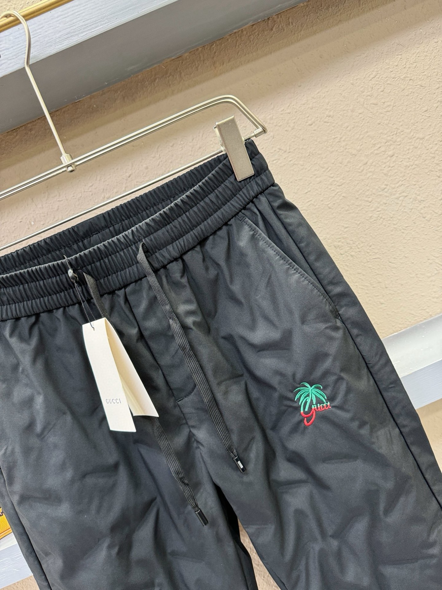 Gucci古奇25FW秋冬新款防寒机能羽绒裤，经典羽绒长裤，防风防雨雪，内里大朵绒填充，舒适保暖。运动时