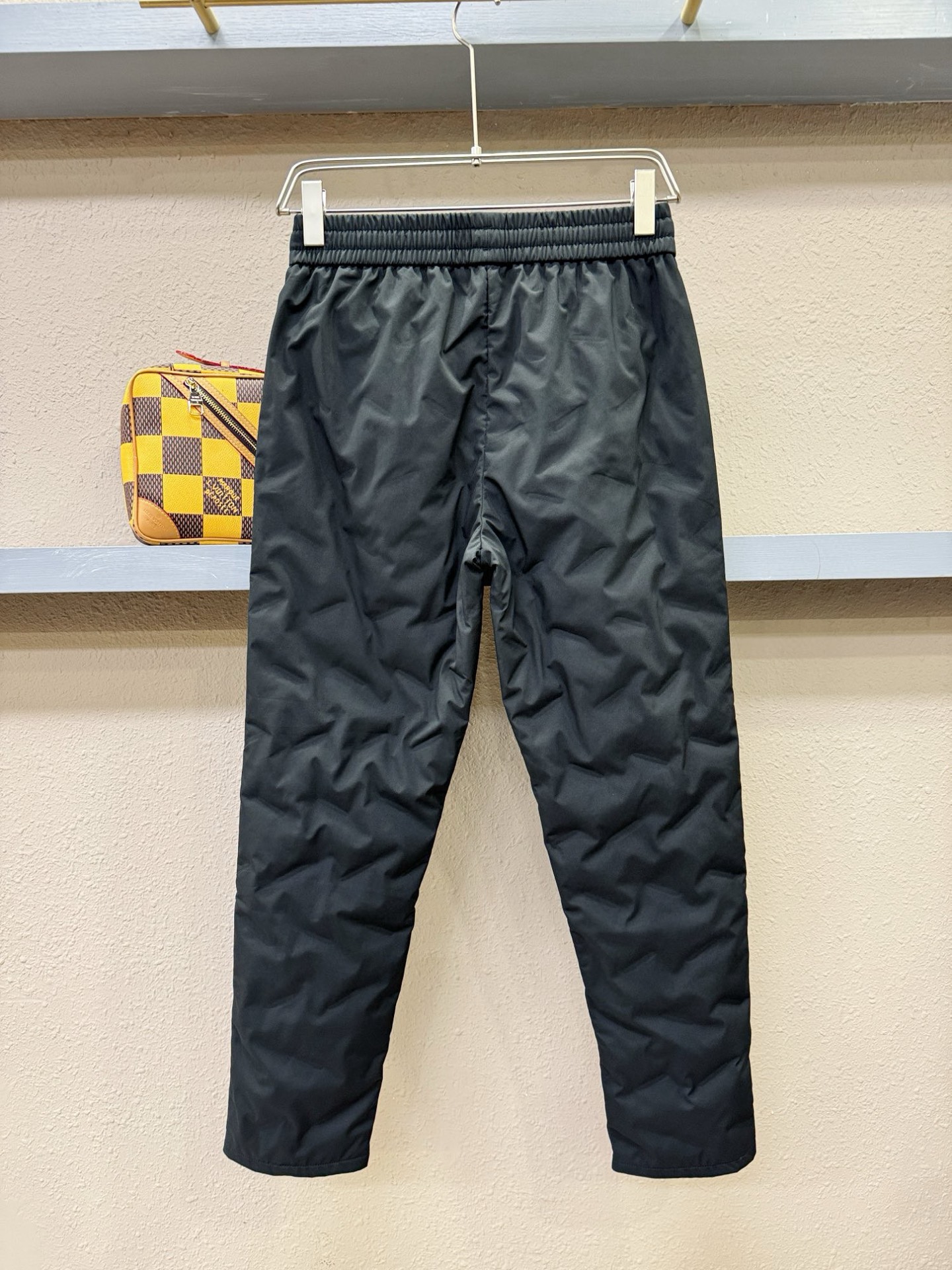 Gucci古奇25FW秋冬新款防寒机能羽绒裤，经典羽绒长裤，防风防雨雪，内里大朵绒填充，舒适保暖。运动时