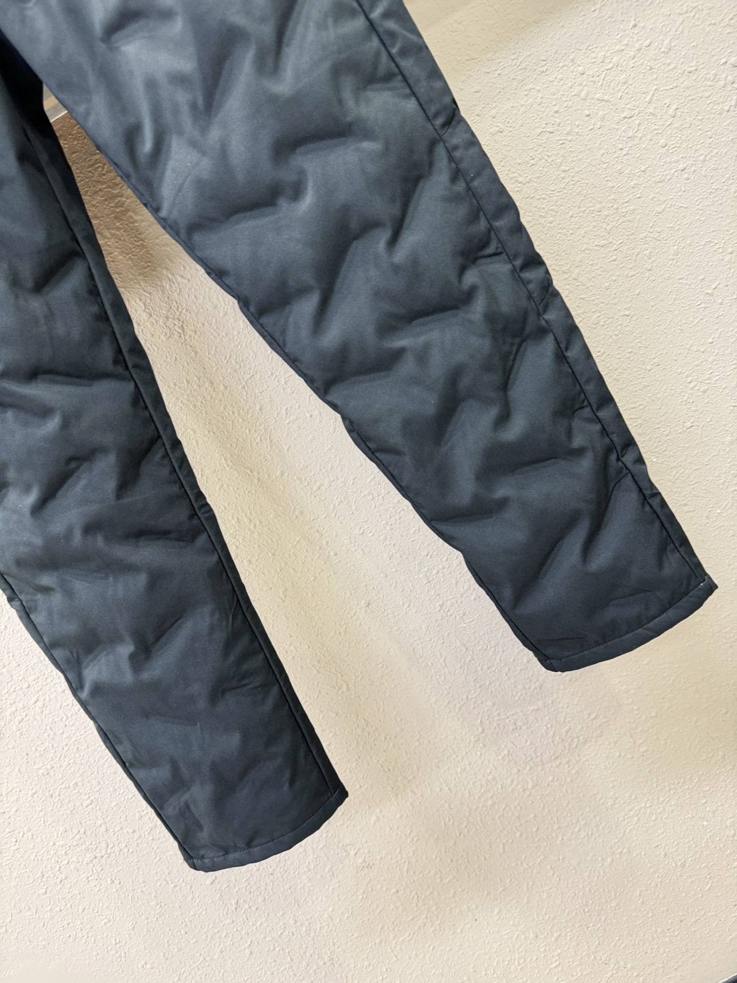 Y-3 25FW秋冬新款防寒机能羽绒裤，经典羽绒长裤，防风防雨雪，内里大朵绒填充，舒适保暖。运动时尚的同