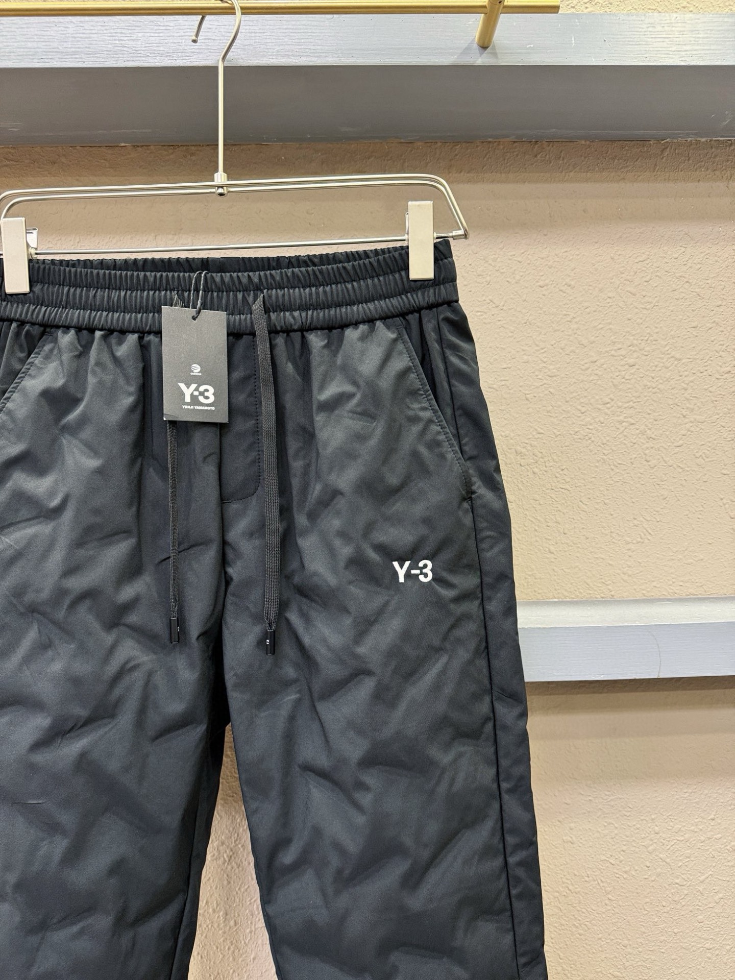 Y-3 25FW秋冬新款防寒机能羽绒裤，经典羽绒长裤，防风防雨雪，内里大朵绒填充，舒适保暖。运动时尚的同