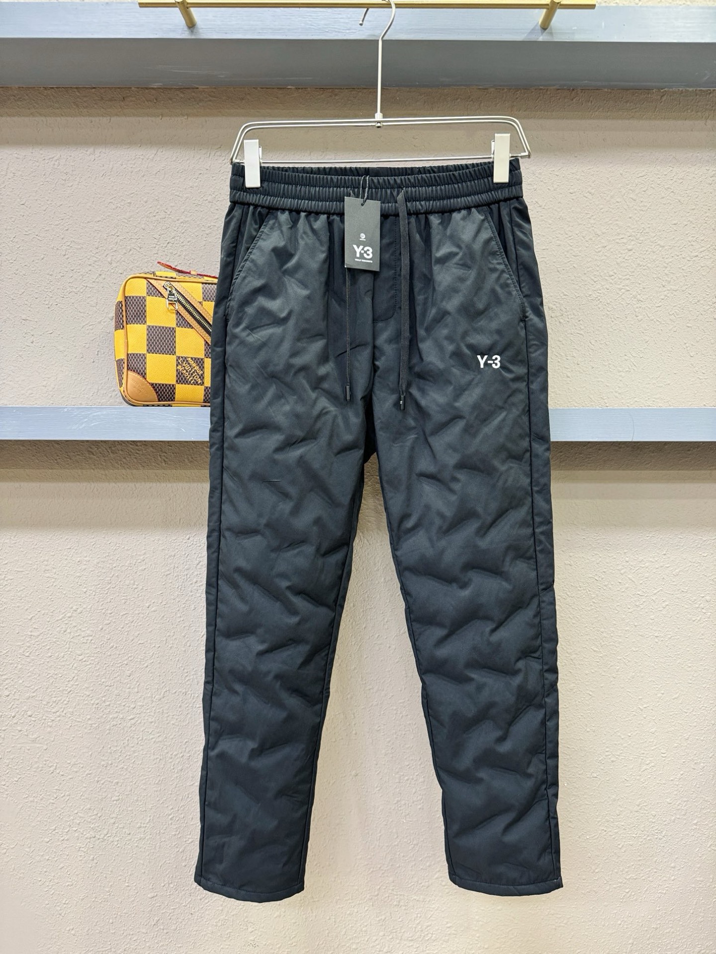 Y-3 25FW秋冬新款防寒机能羽绒裤，经典羽绒长裤，防风防雨雪，内里大朵绒填充，舒适保暖。运动时尚的同