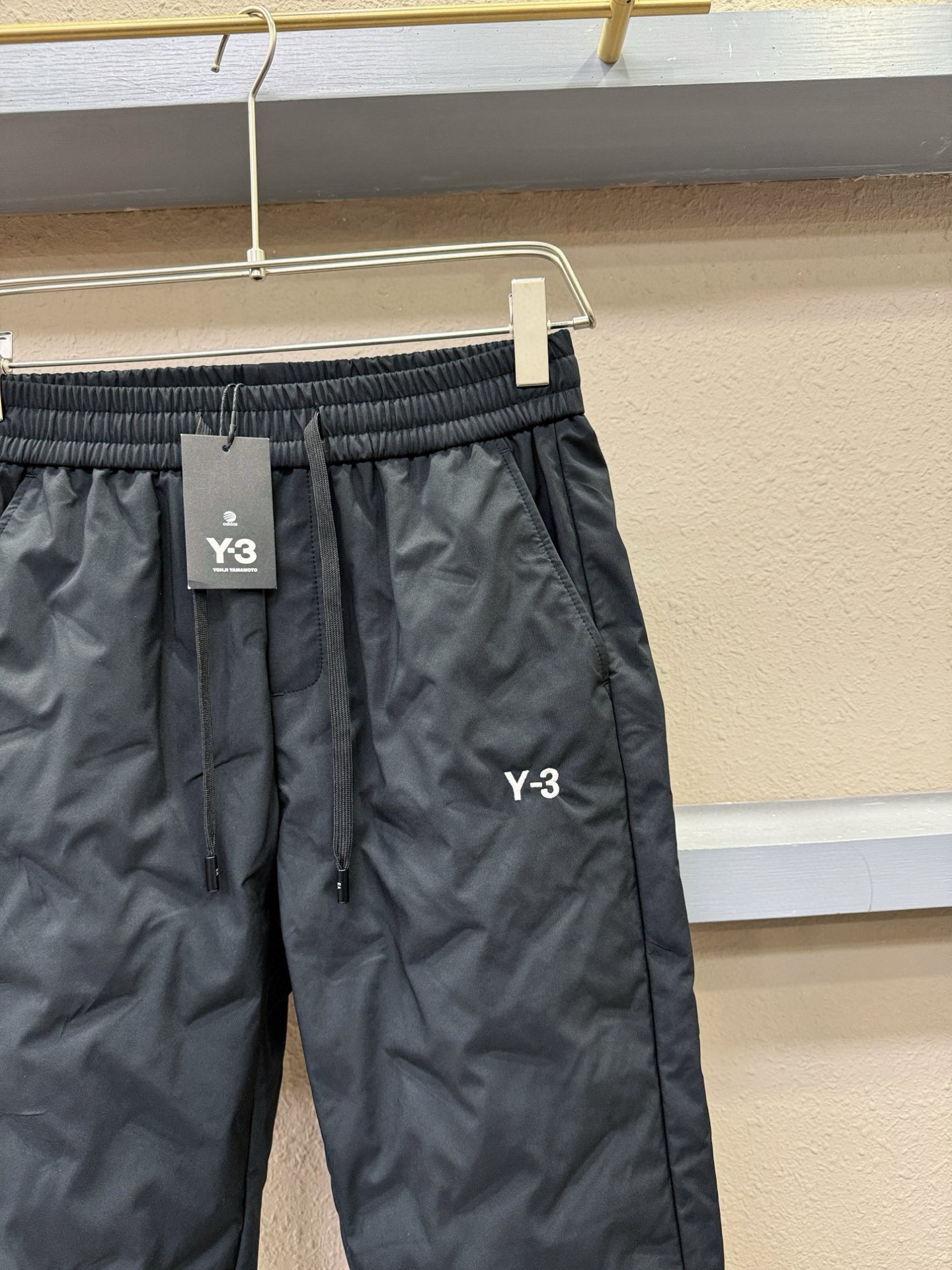 Y-3 25FW秋冬新款防寒机能羽绒裤，经典羽绒长裤，防风防雨雪，内里大朵绒填充，舒适保暖。运动时尚的同