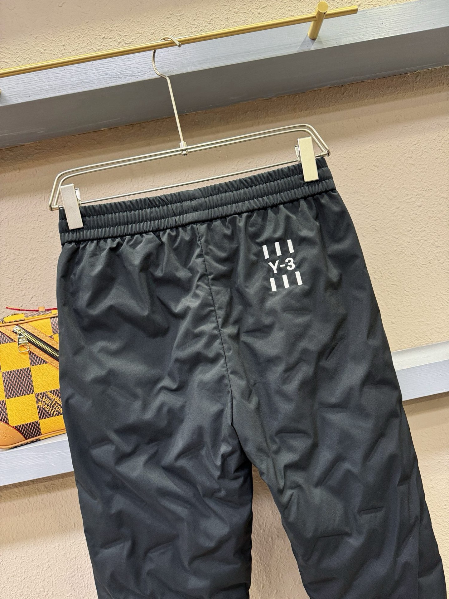 Y-3 25FW秋冬新款防寒机能羽绒裤，经典羽绒长裤，防风防雨雪，内里大朵绒填充，舒适保暖。运动时尚的同