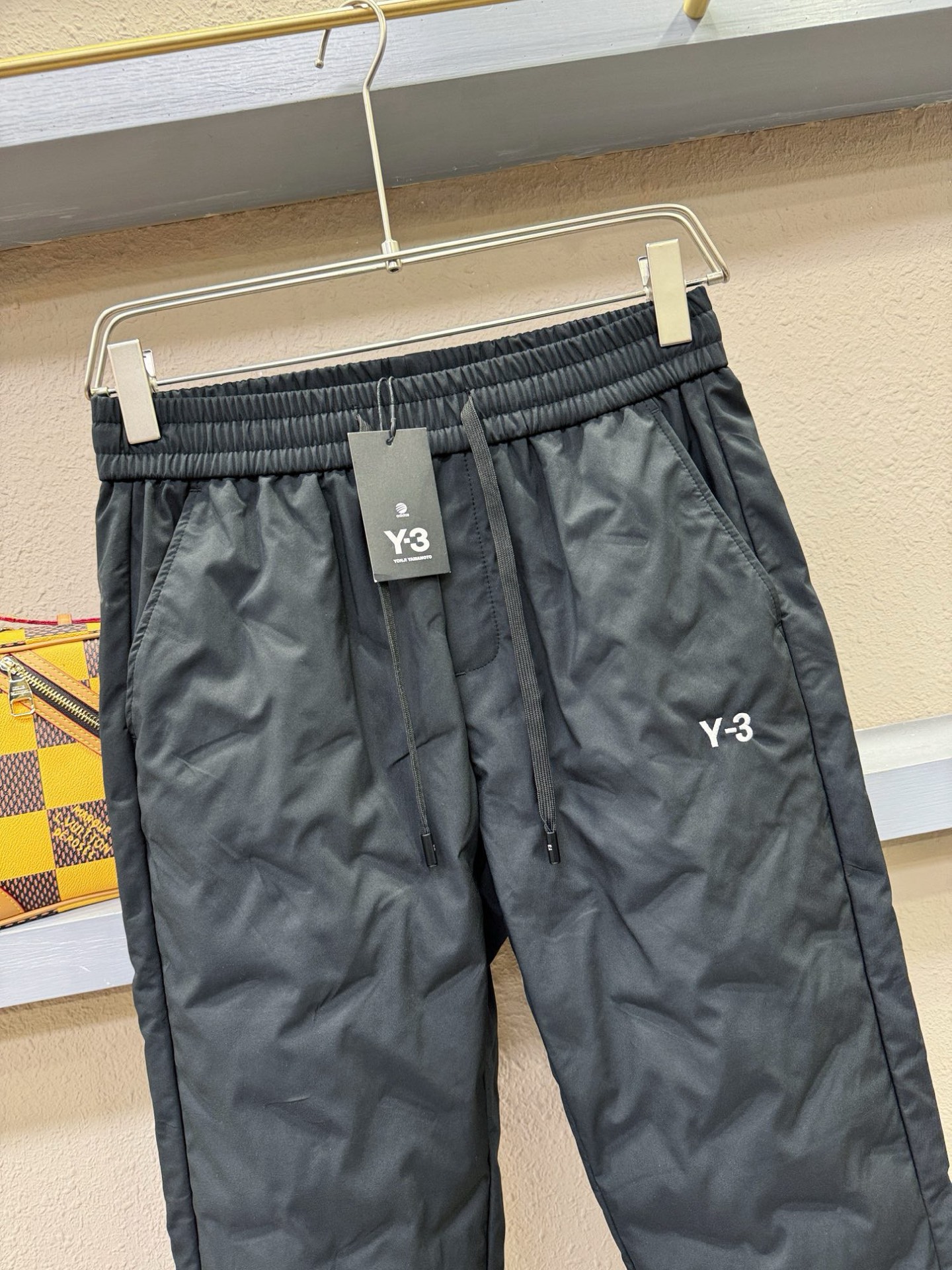 Y-3 25FW秋冬新款防寒机能羽绒裤，经典羽绒长裤，防风防雨雪，内里大朵绒填充，舒适保暖。运动时尚的同