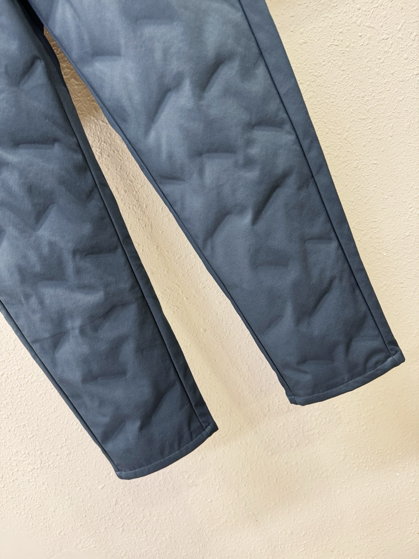 Moncler蒙口 25FW秋冬新款防寒机能羽绒裤，经典羽绒长裤，防风防雨雪，内里大朵绒填充，舒适保暖。