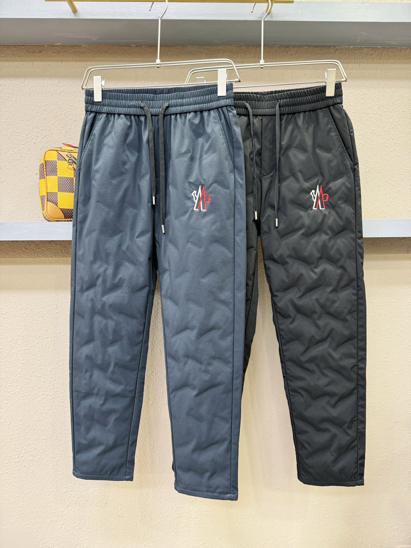 Moncler蒙口 25FW秋冬新款防寒机能羽绒裤，经典羽绒长裤，防风防雨雪，内里大朵绒填充，舒适保暖。